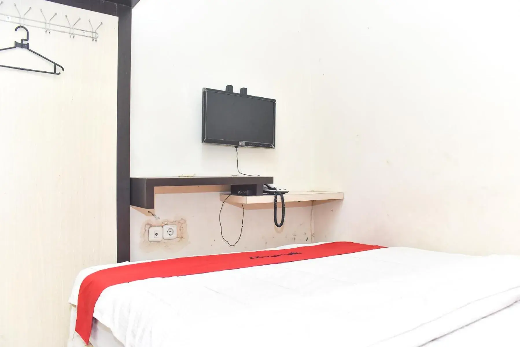 Bedroom, Bed in RedDoorz near Universitas Muhammadiyah Makassar Bedroom, Bed in RedDoorz near Universitas Muhammadiyah Makassar