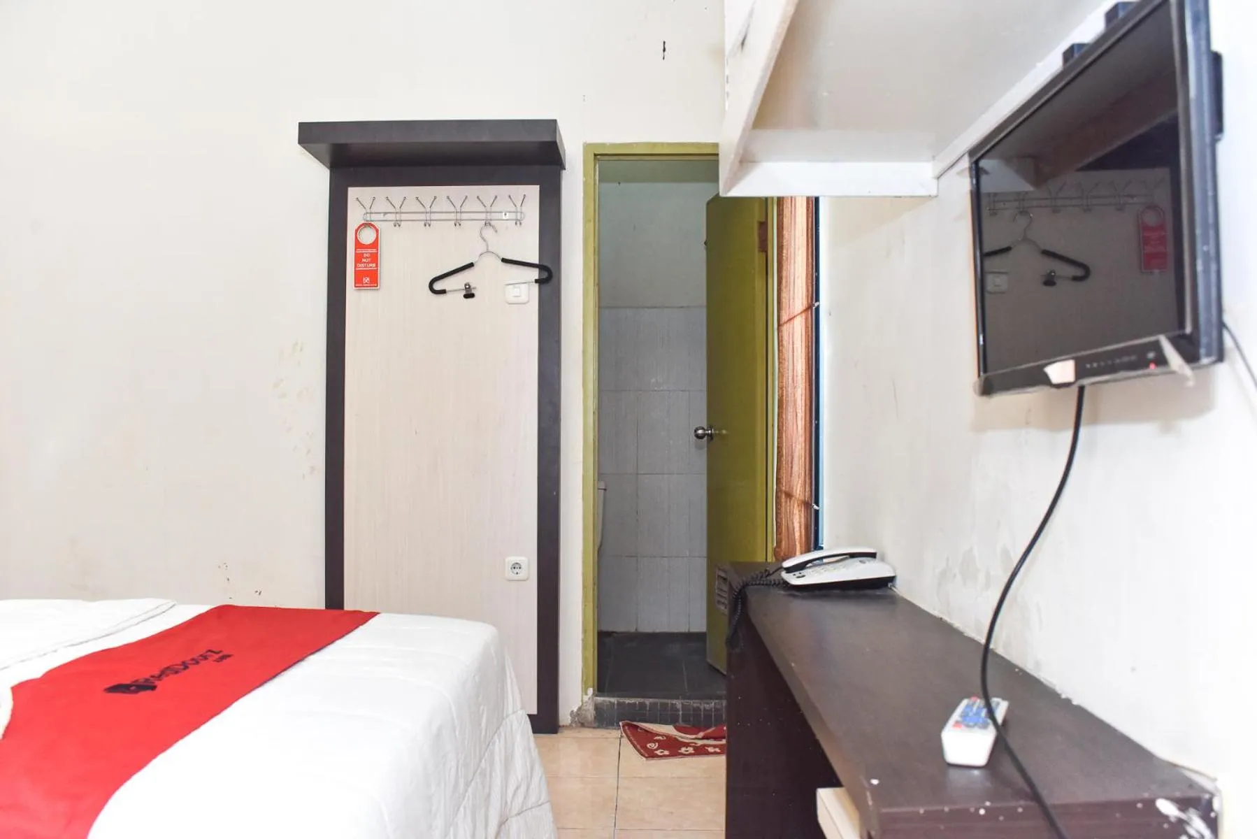 Bedroom, Bed in RedDoorz near Universitas Muhammadiyah Makassar