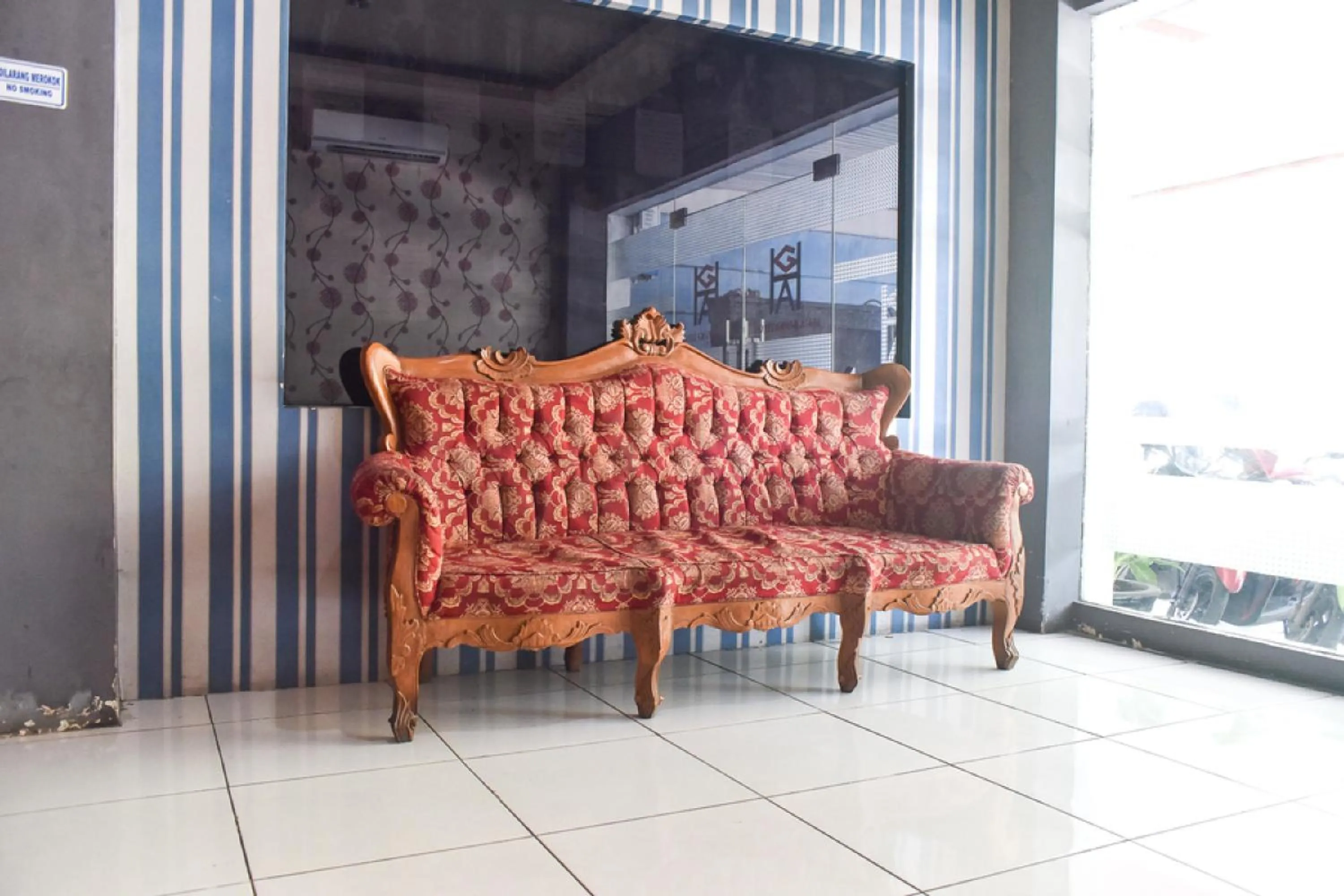 Seating area in RedDoorz near Universitas Muhammadiyah Makassar