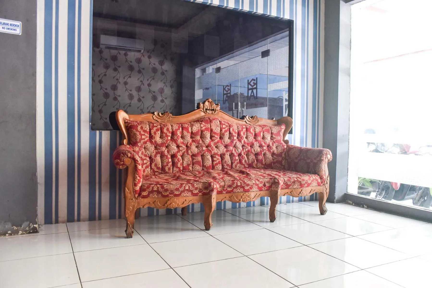 Seating area in RedDoorz near Universitas Muhammadiyah Makassar