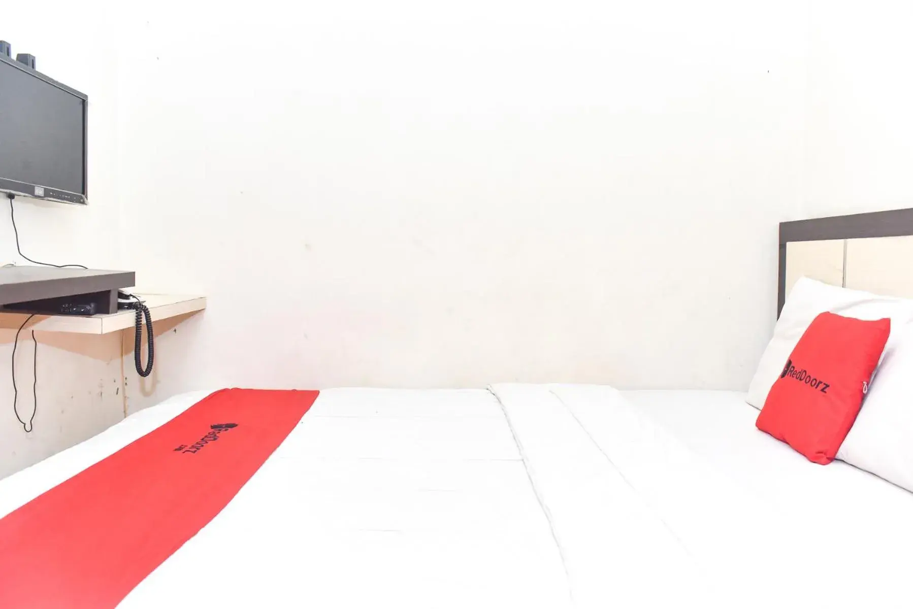 Bedroom, Bed in RedDoorz near Universitas Muhammadiyah Makassar Bedroom, Bed in RedDoorz near Universitas Muhammadiyah Makassar