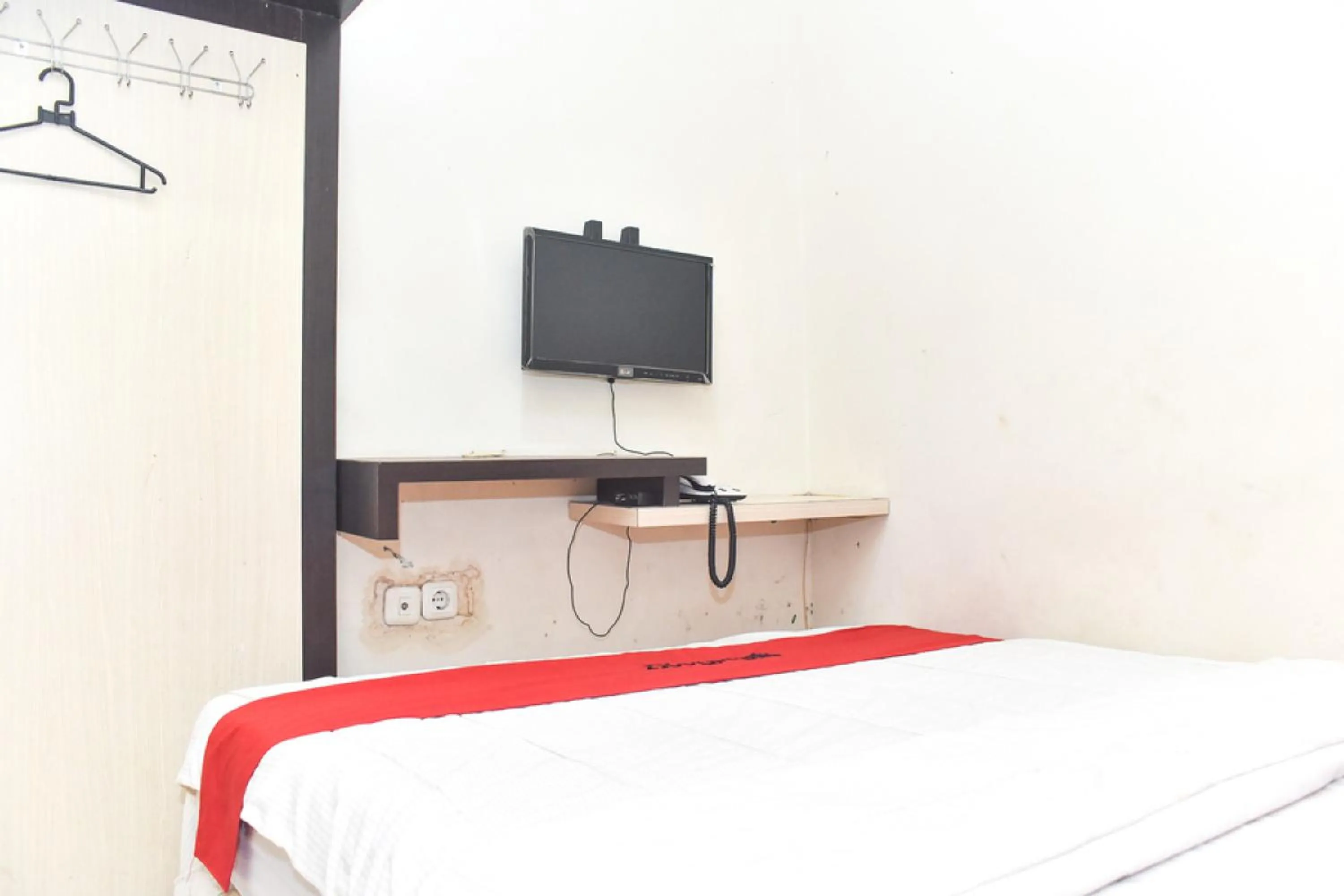 Bedroom, Bed in RedDoorz near Universitas Muhammadiyah Makassar