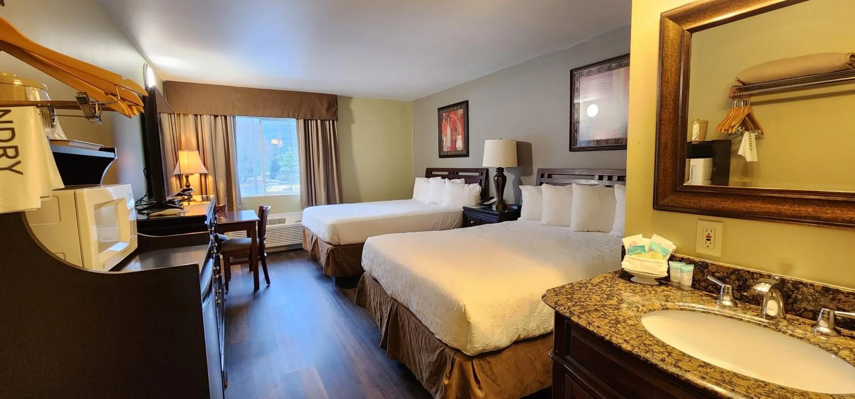 Photo of the whole room, Bed in Crest Trail Lodge