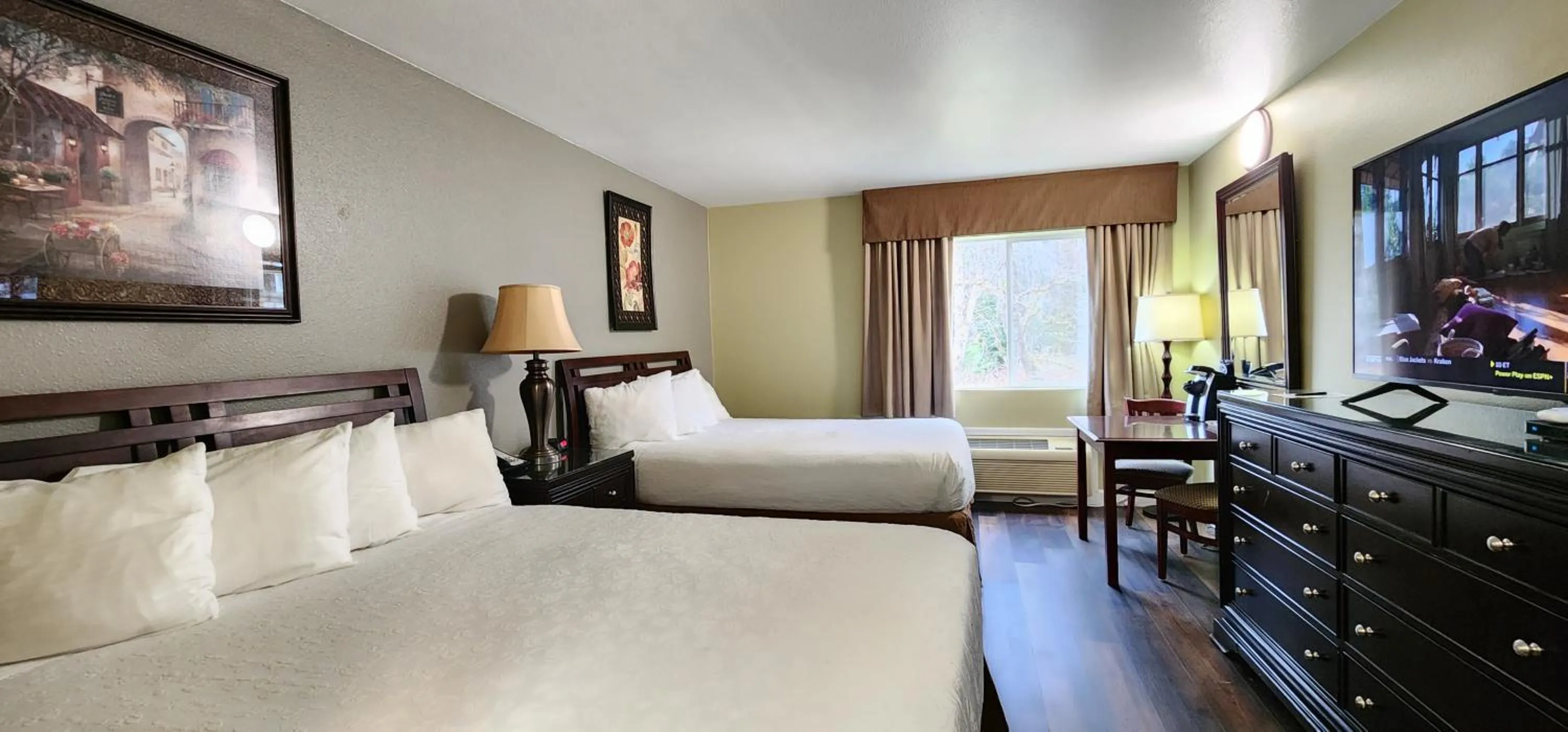 Photo of the whole room, Bed in Crest Trail Lodge