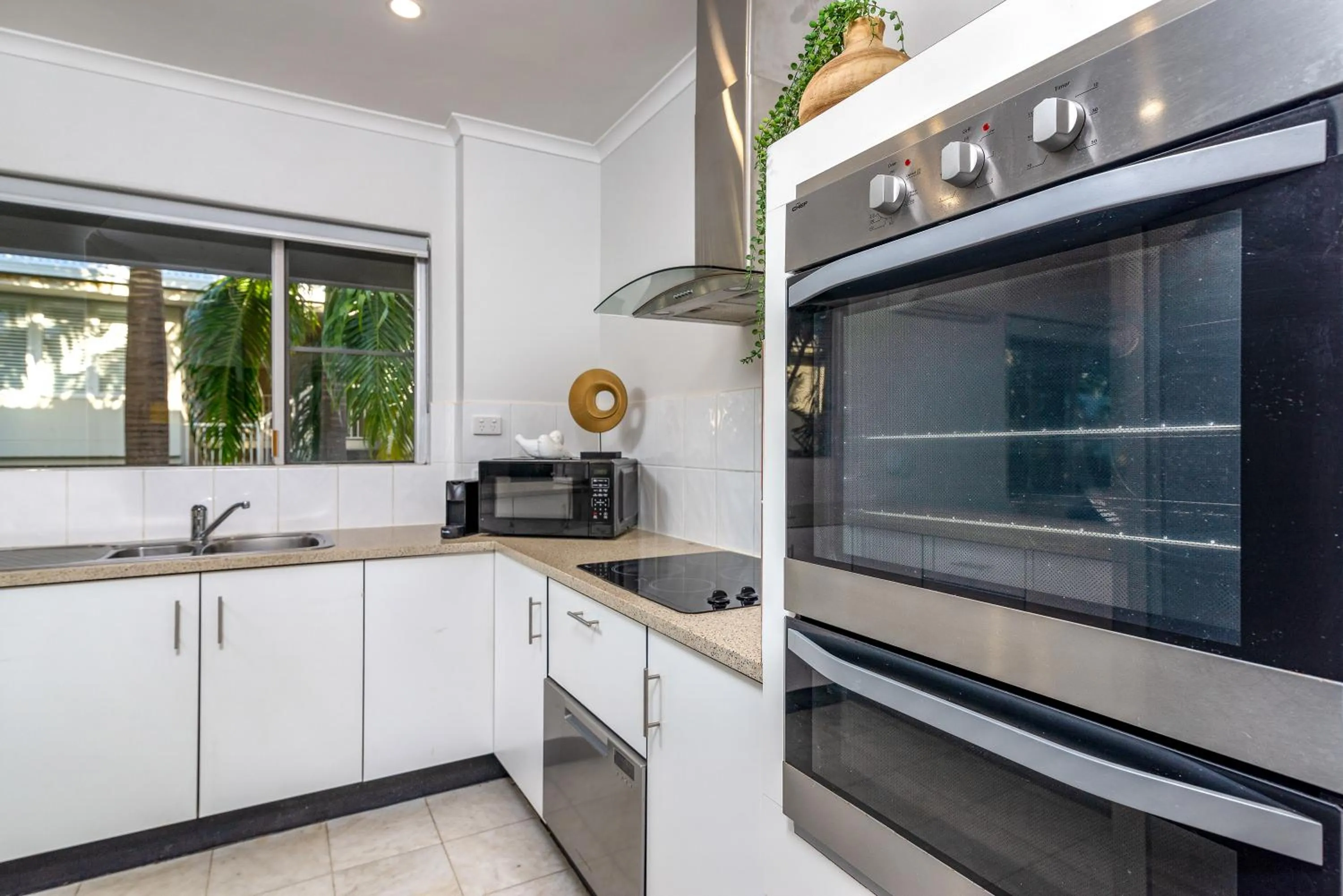 Kitchen or kitchenette in Driftwood Mantaray - Official Onsite Reception and Check In