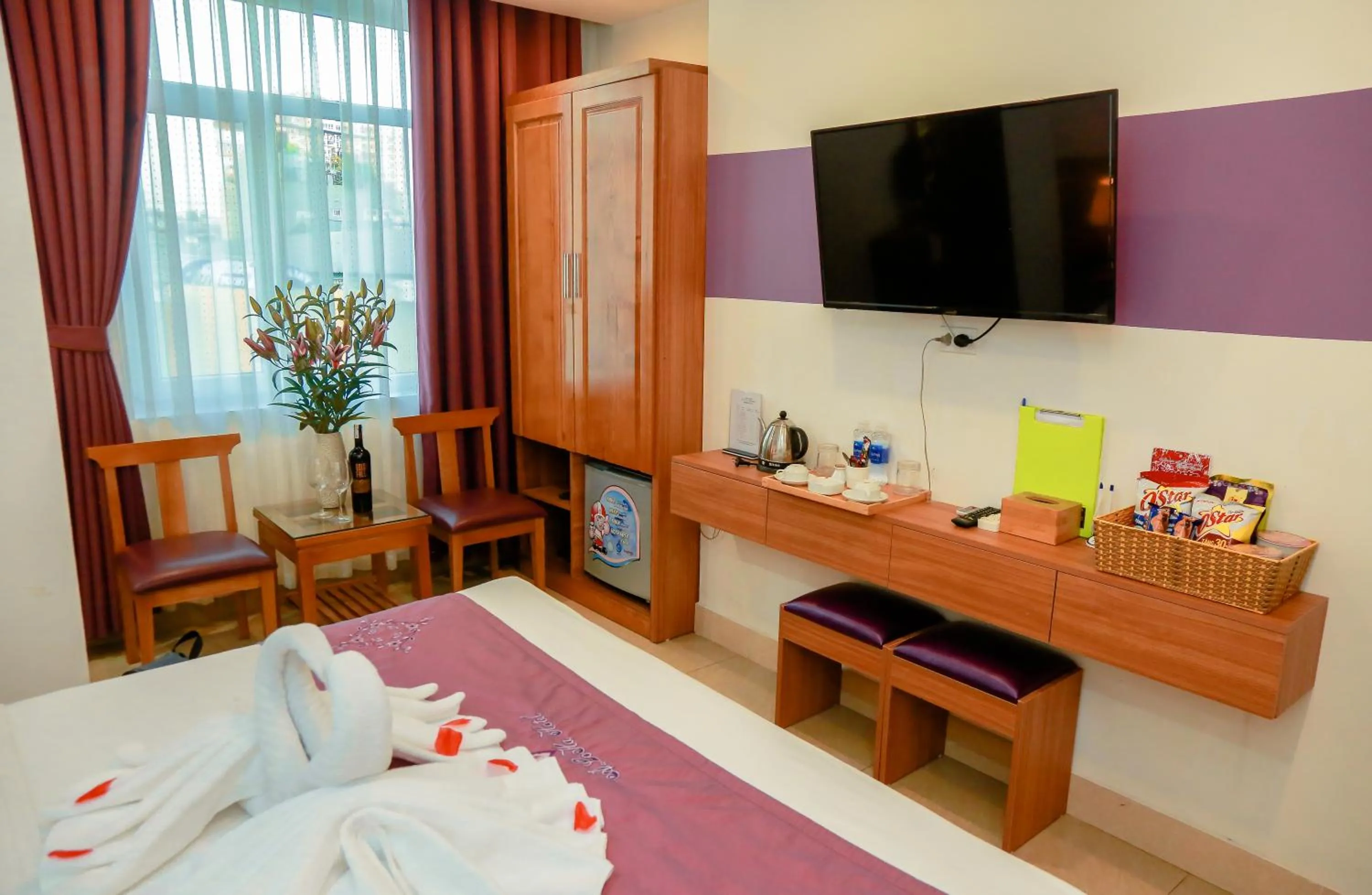 Quiet street view, Bed in Aloha Hotel