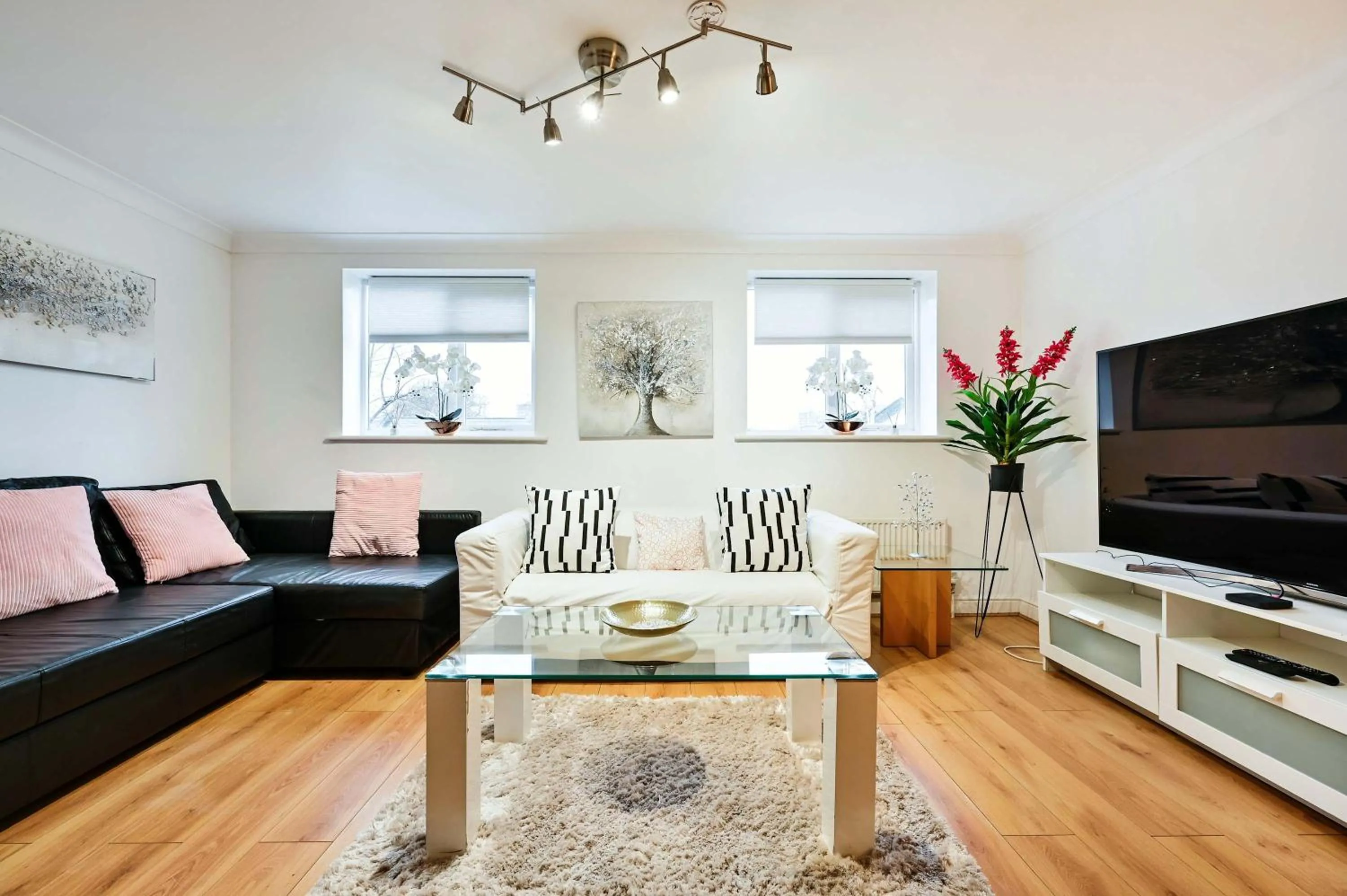 TV and multimedia in Destination London Docklands Riverside