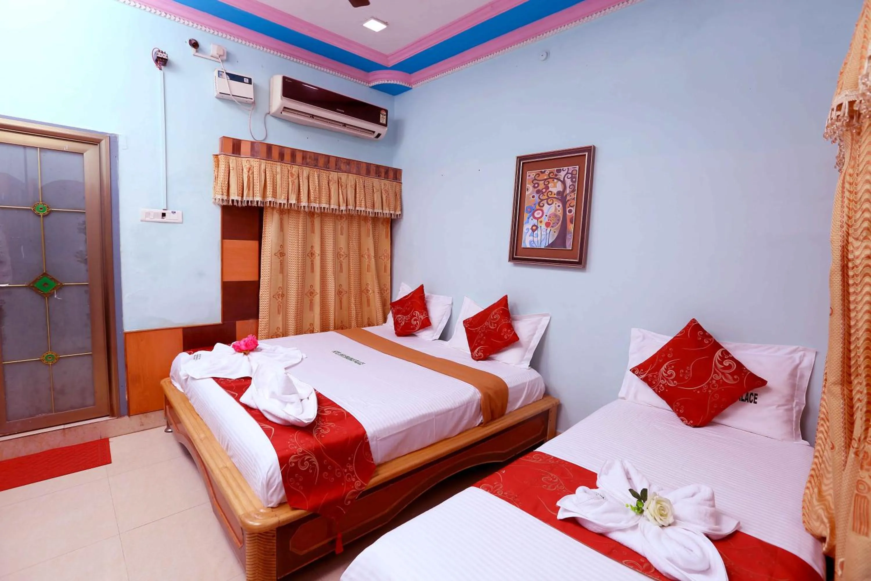 Bed in Hotel Shri Swarna's Palace - A Business Class Hotel