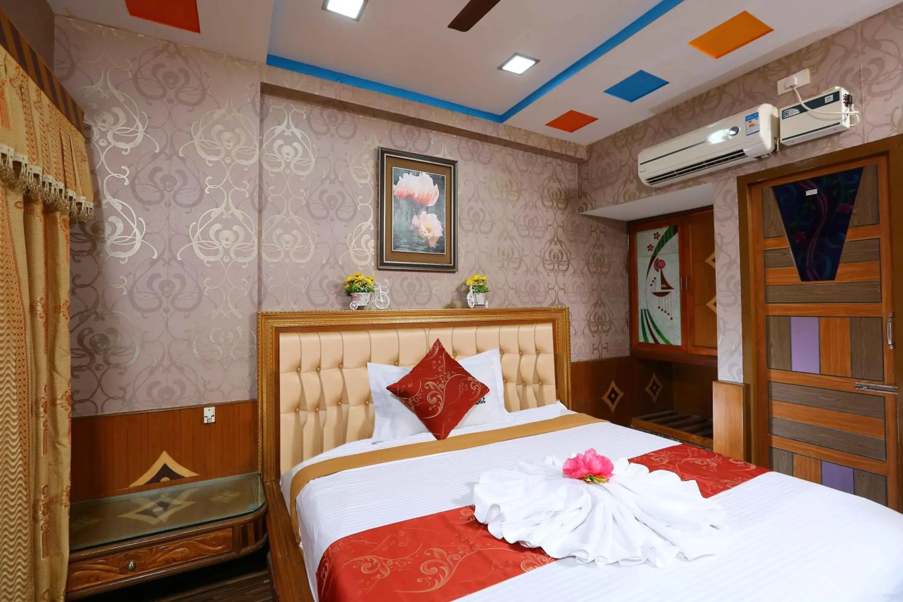 Bed in Hotel Shri Swarna's Palace - A Business Class Hotel Bed in Hotel Shri Swarna's Palace - A Business Class Hotel