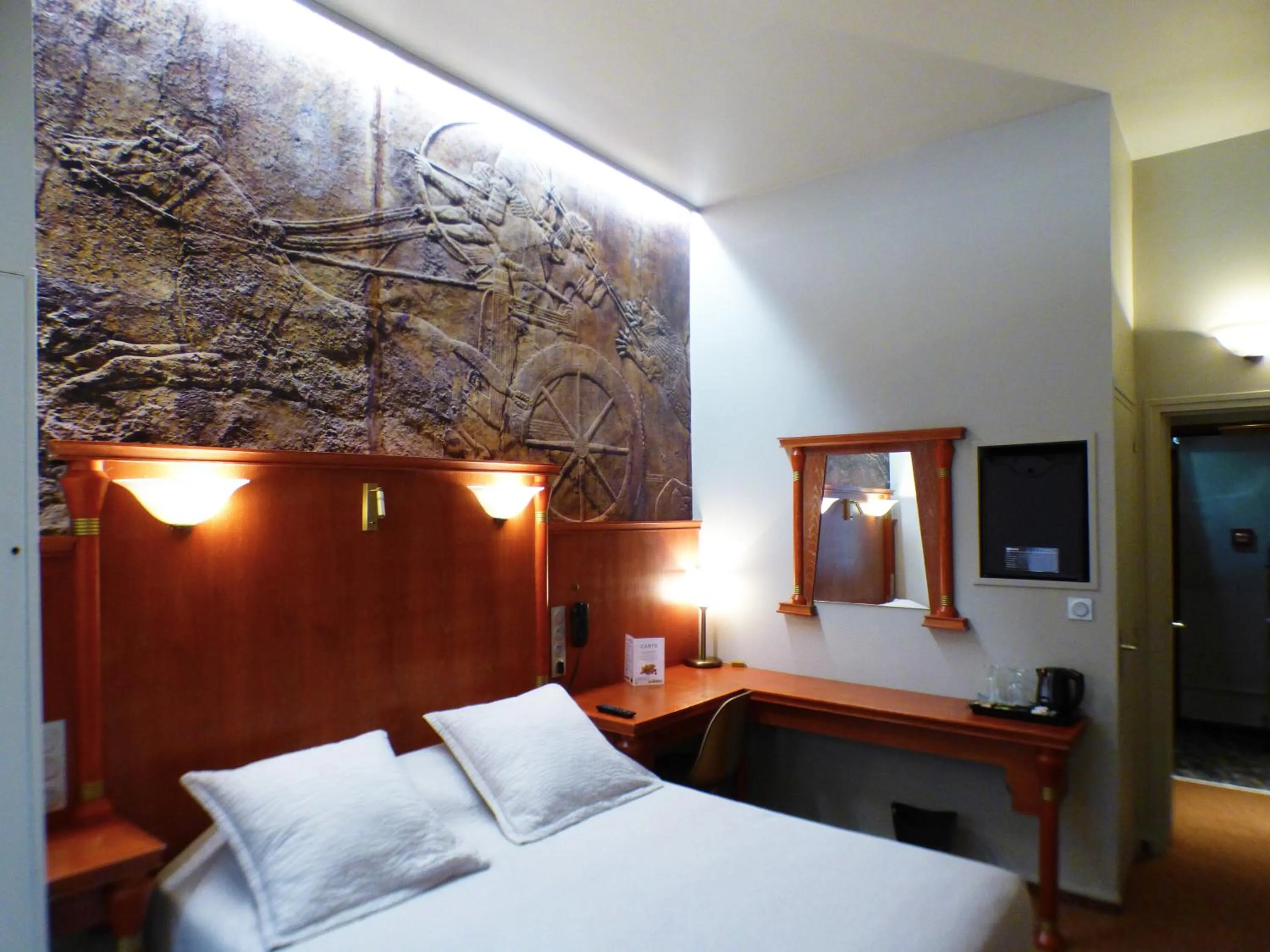 Photo of the whole room, Bed in Terminus du Forez Saint-Etienne Centre Gare Chateaucreux