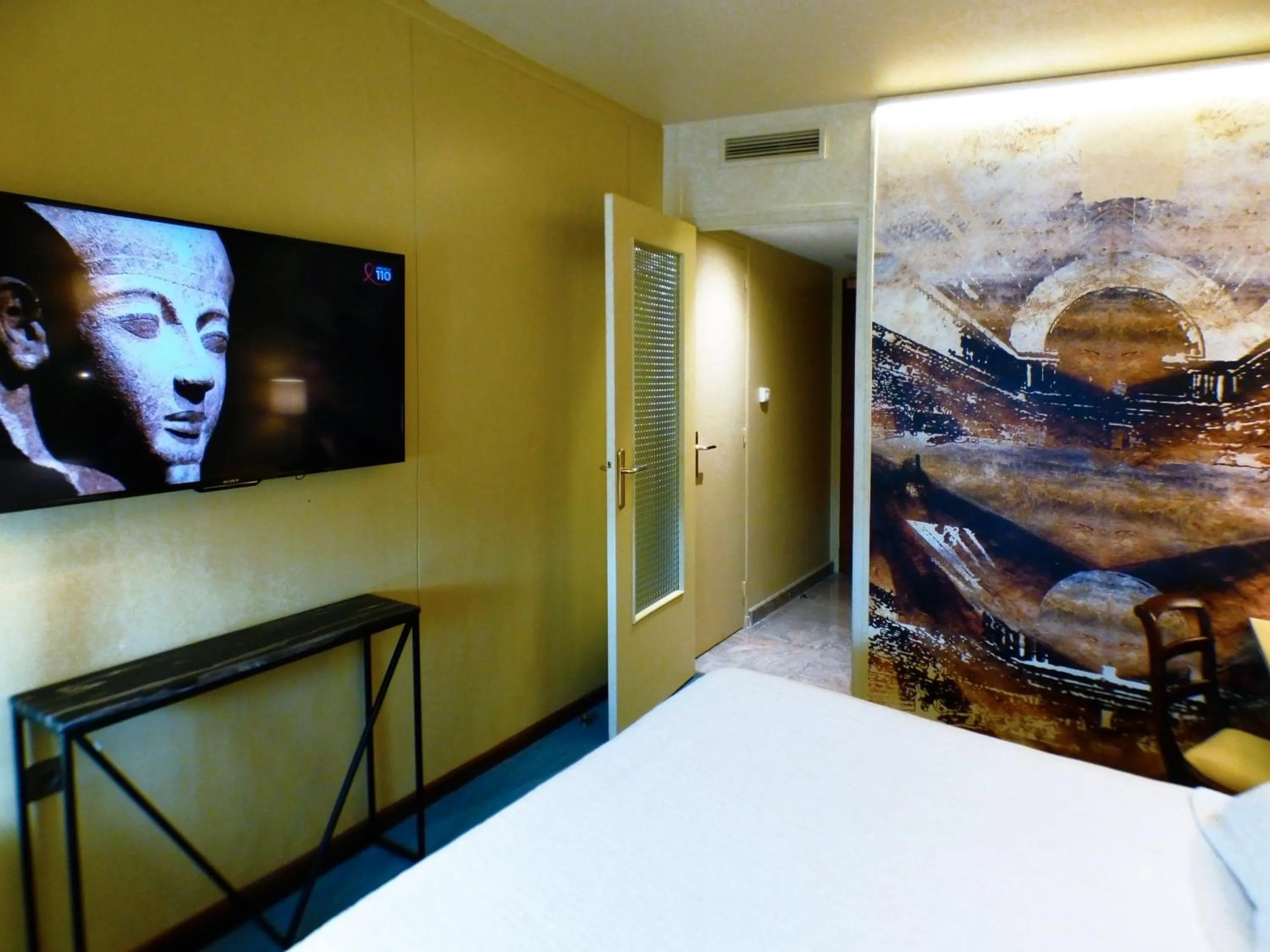 Photo of the whole room, Bed in Terminus du Forez Saint-Etienne Centre Gare Chateaucreux