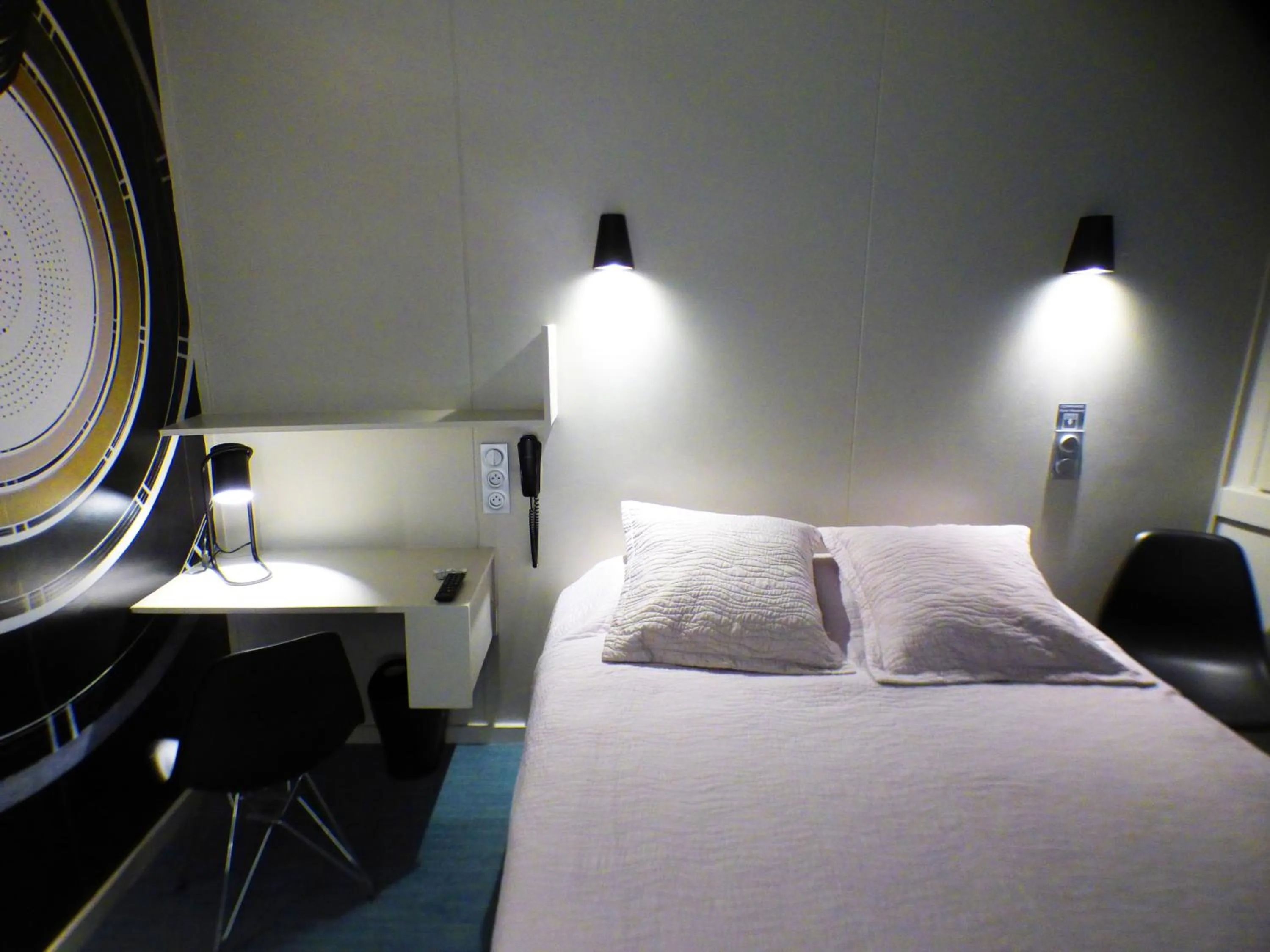 Photo of the whole room, Bed in Terminus du Forez Saint-Etienne Centre Gare Chateaucreux