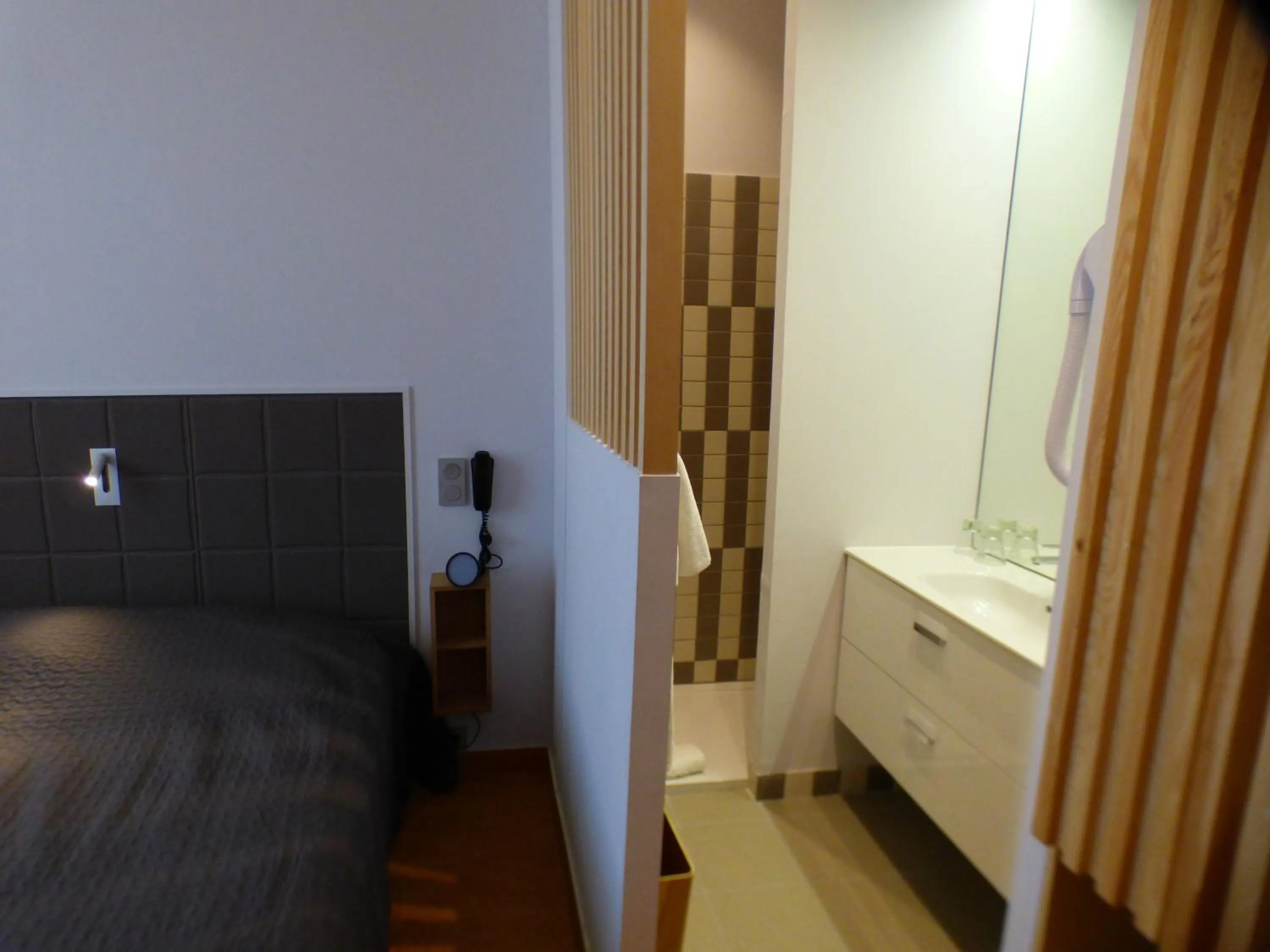 Bathroom, Bed in Terminus du Forez Saint-Etienne Centre Gare Chateaucreux