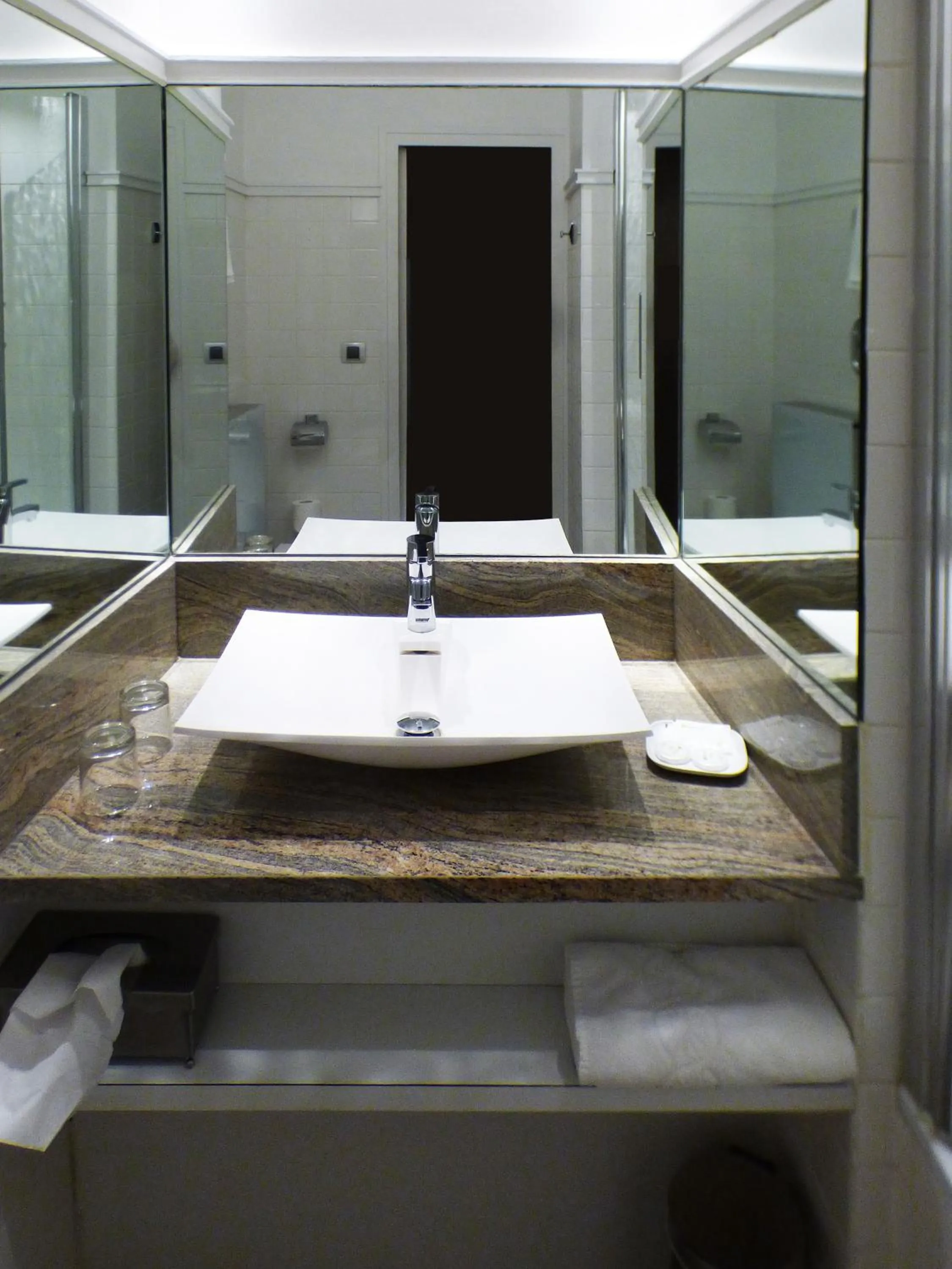 Bathroom in Terminus du Forez Saint-Etienne Centre Gare Chateaucreux