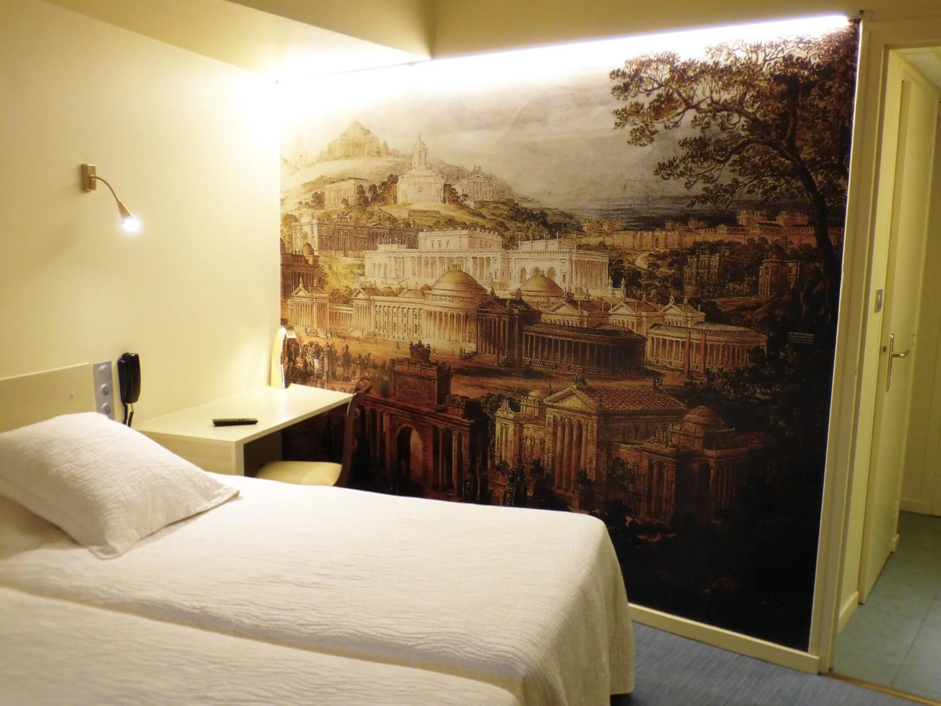 Photo of the whole room, Bed in Terminus du Forez Saint-Etienne Centre Gare Chateaucreux