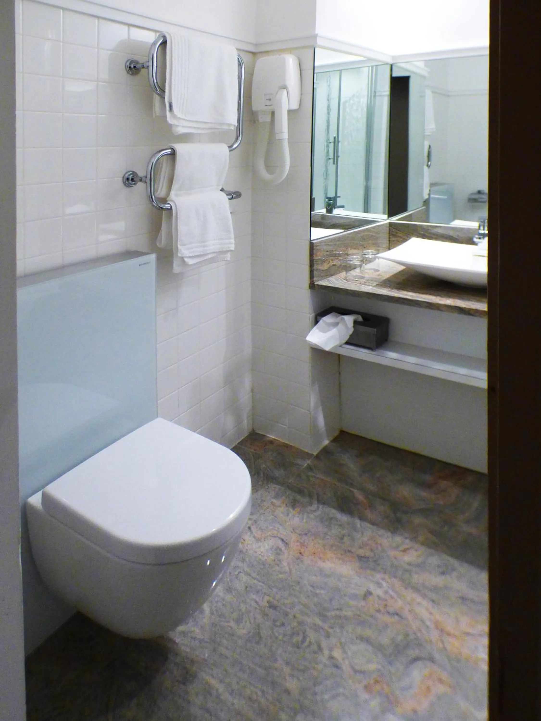 Bathroom in Terminus du Forez Saint-Etienne Centre Gare Chateaucreux