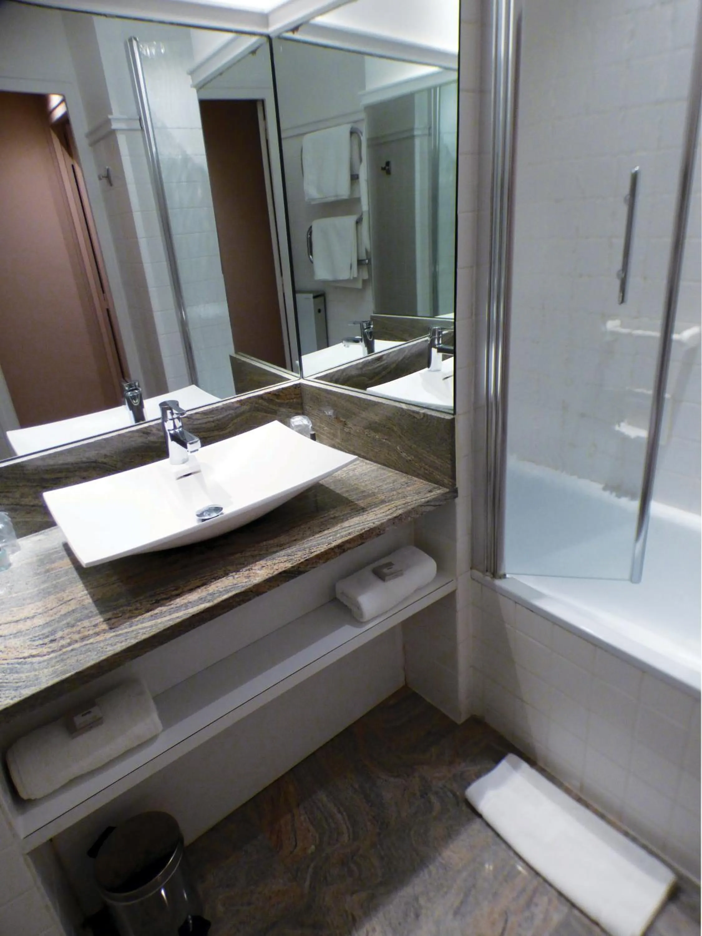 Bathroom in Terminus du Forez Saint-Etienne Centre Gare Chateaucreux