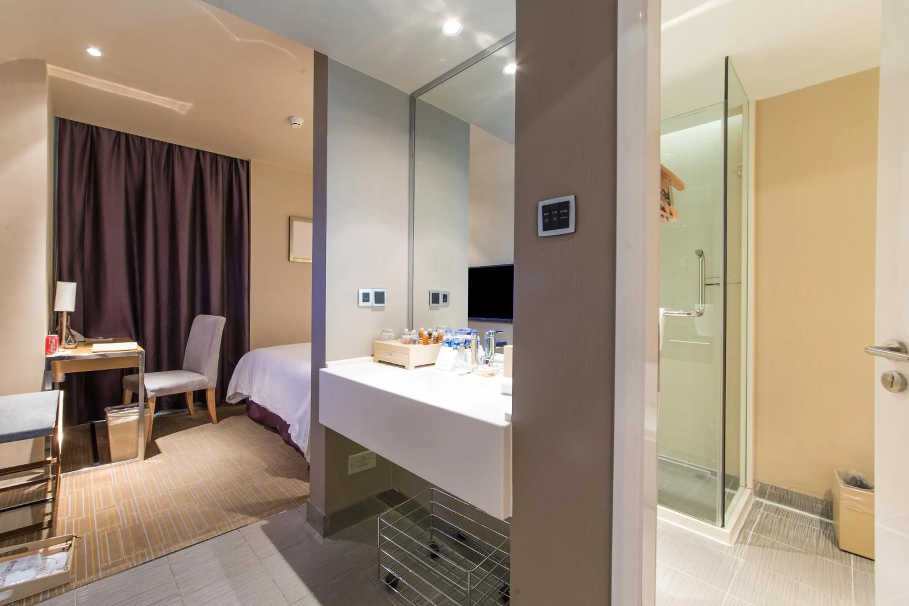 Bed in Air China Hongqiao Airport Hotel - Air China BoYue Hotel