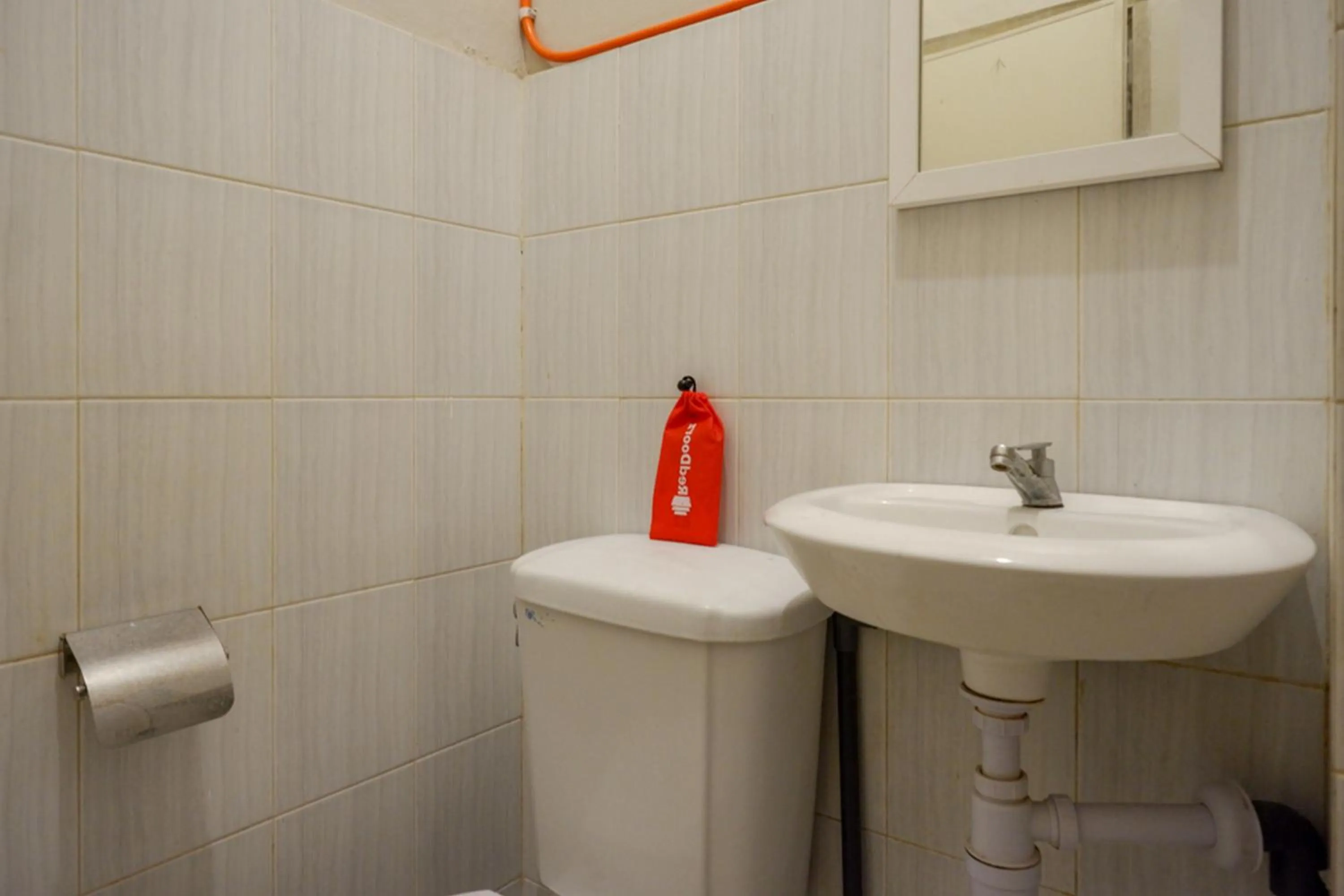 RedDoorz near Stasiun Tawang Semarang