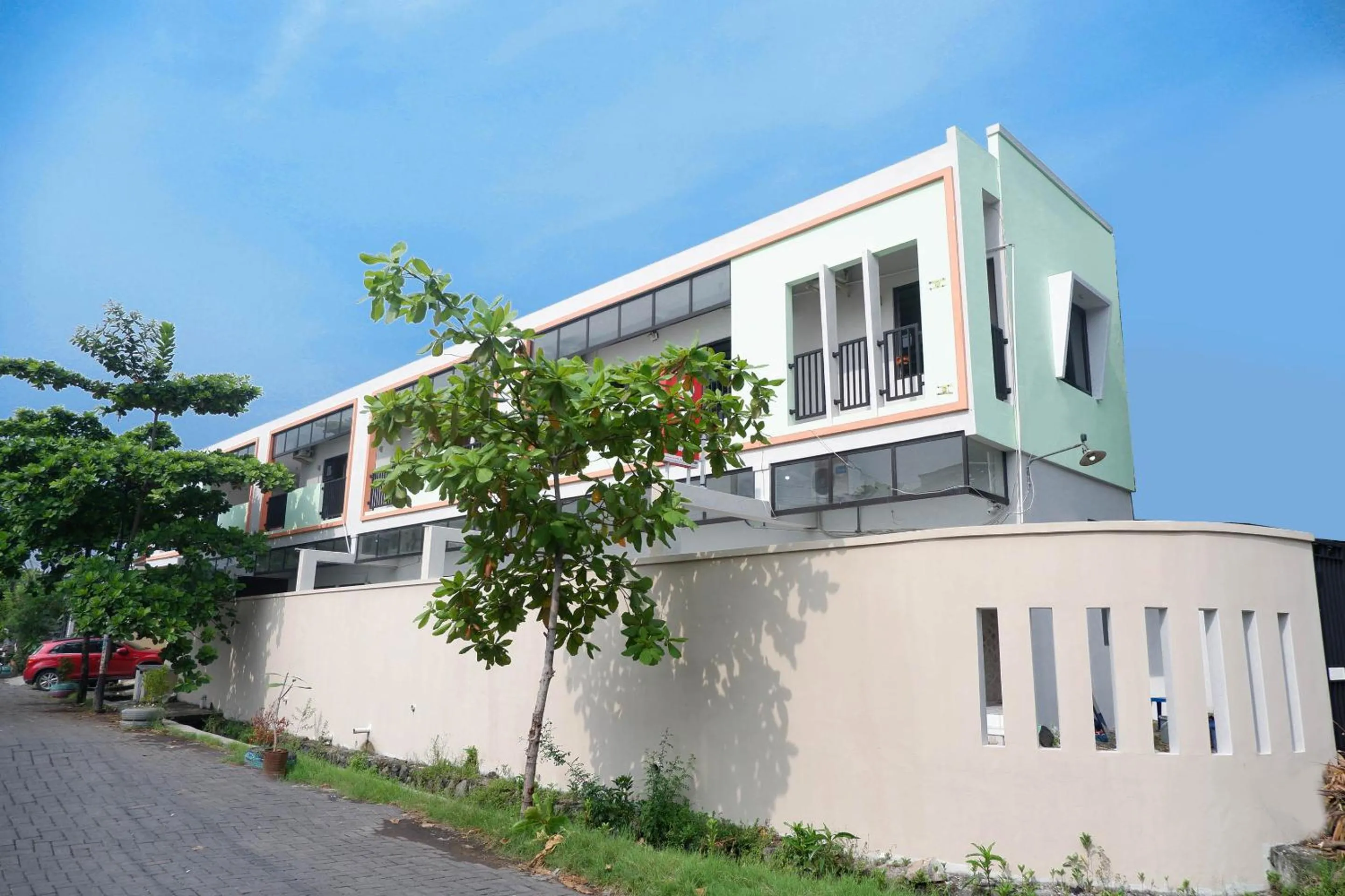 Facade/entrance in RedDoorz near Stasiun Tawang Semarang