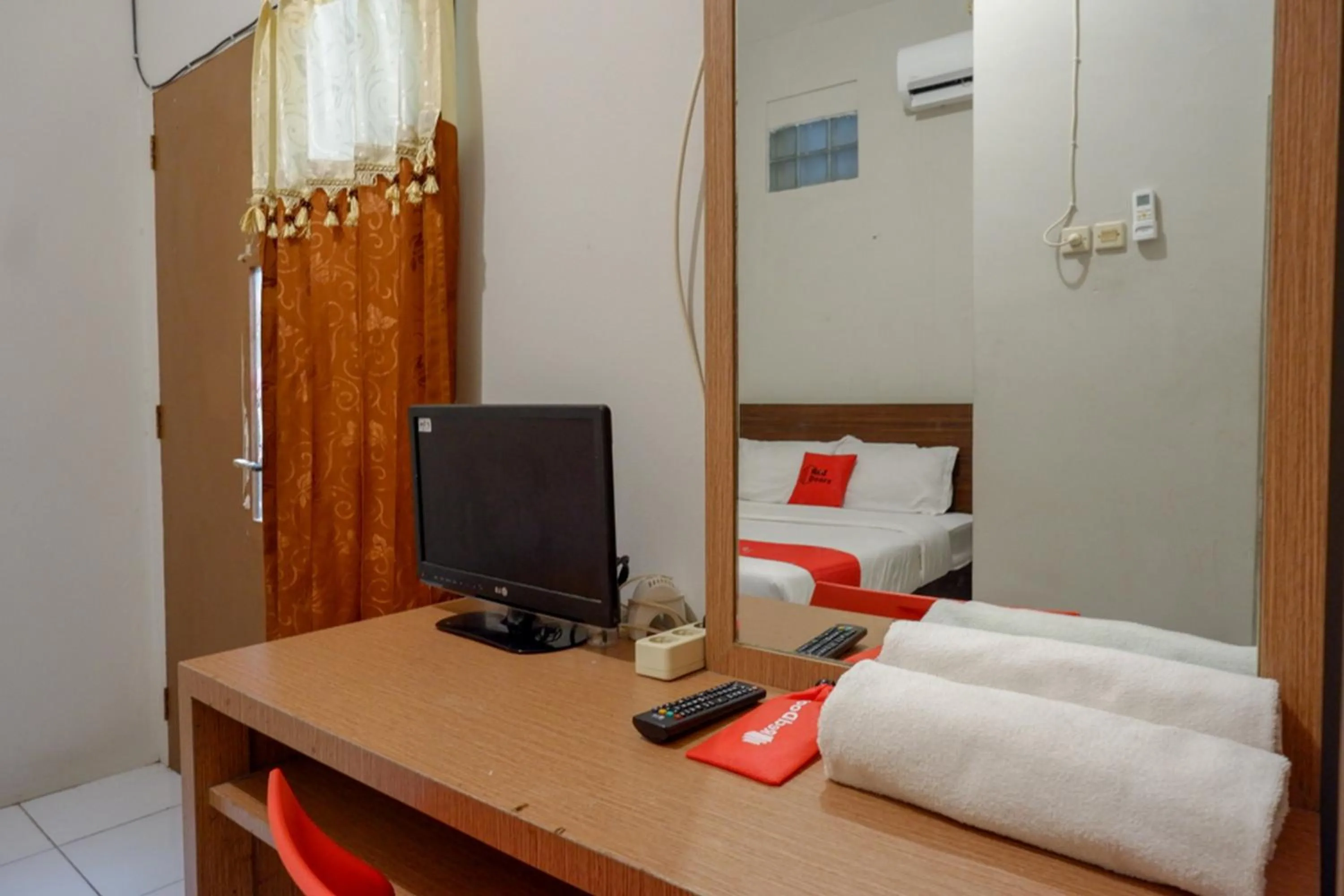 Bed in RedDoorz near Stasiun Tawang Semarang