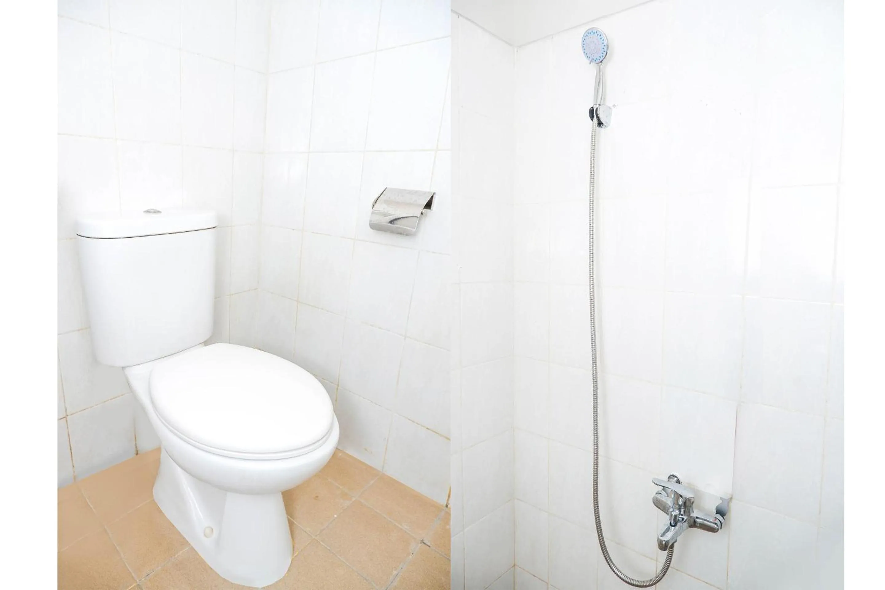 Bathroom in RedDoorz near Stasiun Tawang Semarang