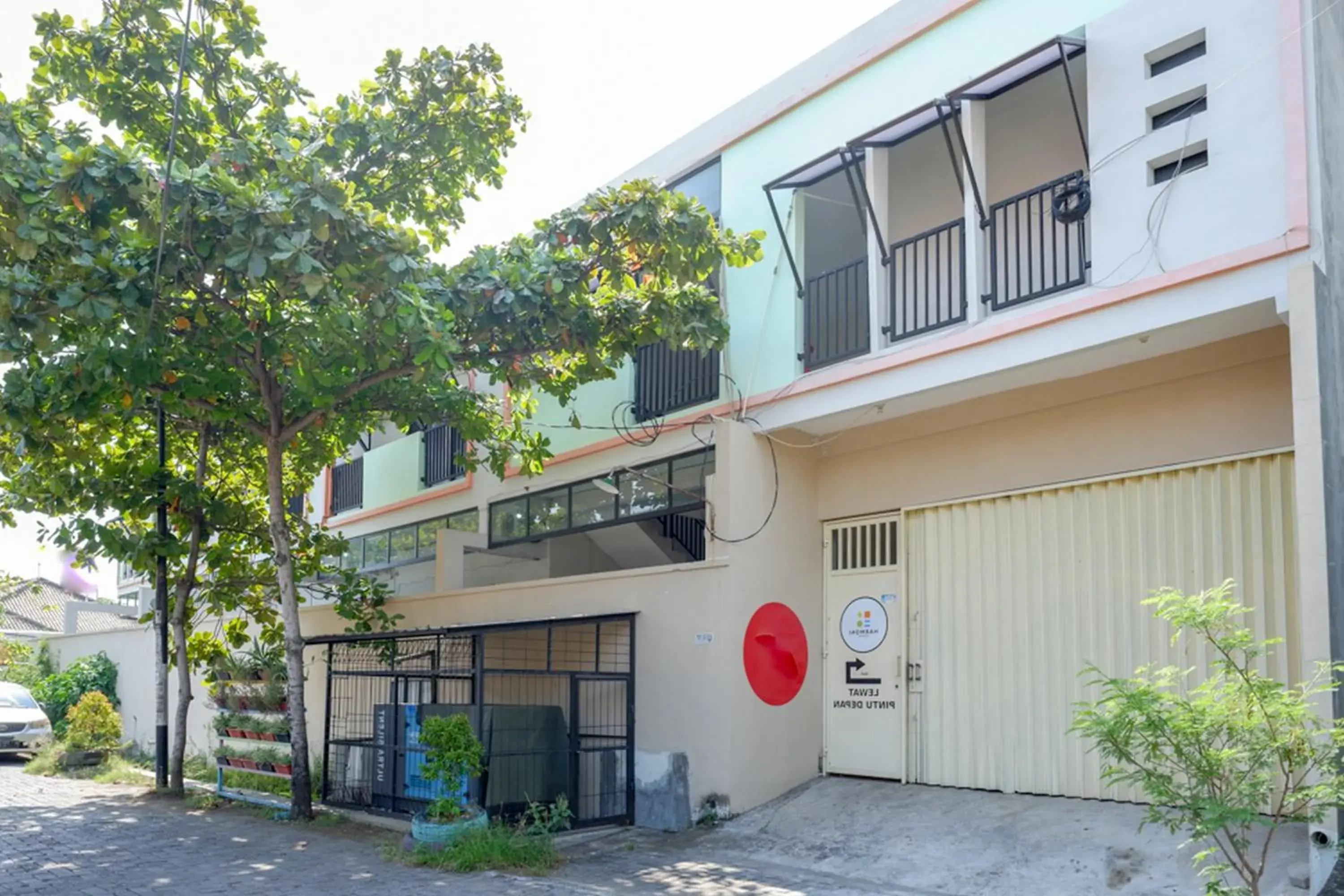 Property building in RedDoorz near Stasiun Tawang Semarang Property building in RedDoorz near Stasiun Tawang Semarang