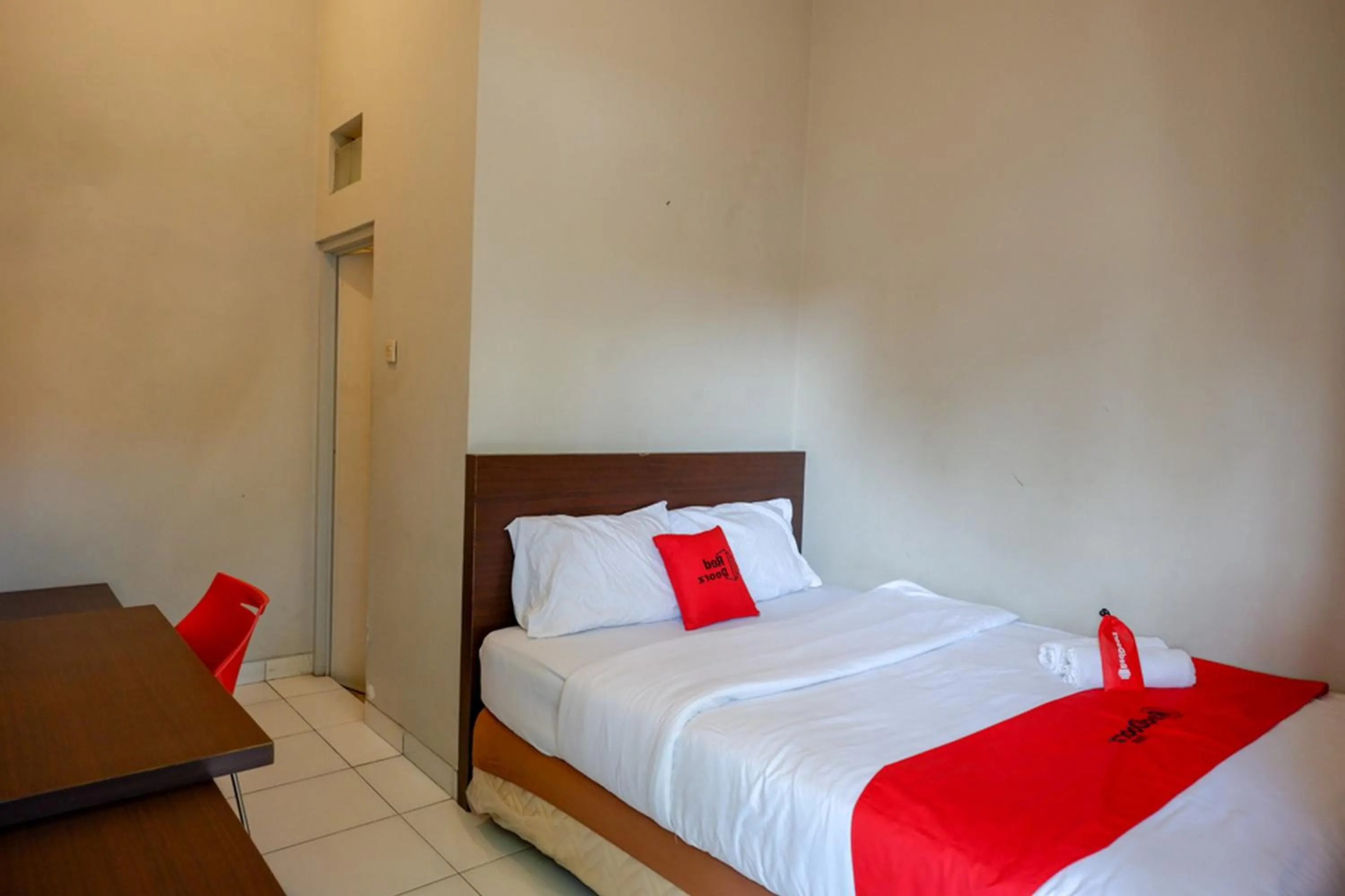 Bed in RedDoorz near Stasiun Tawang Semarang