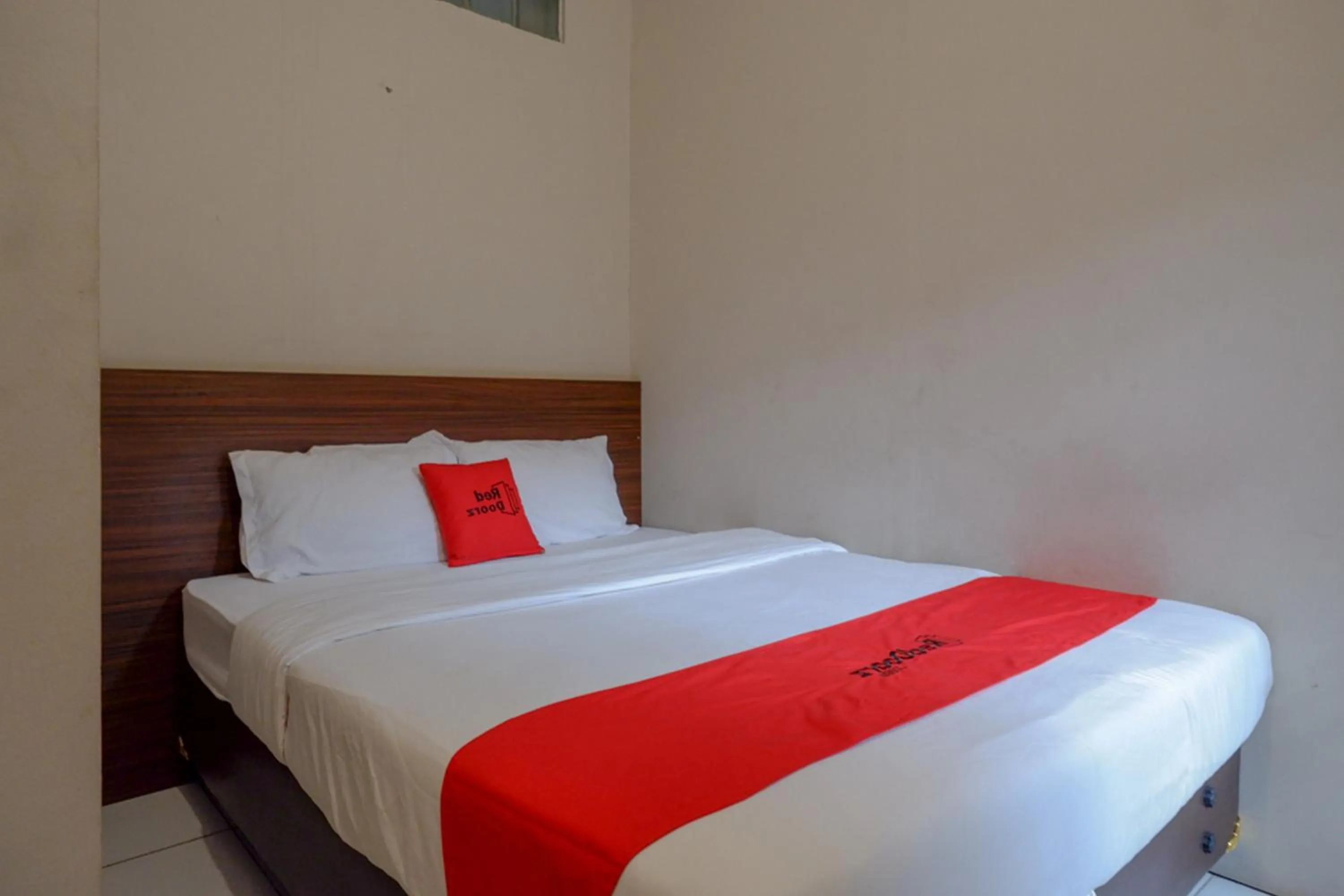 Bed in RedDoorz near Stasiun Tawang Semarang