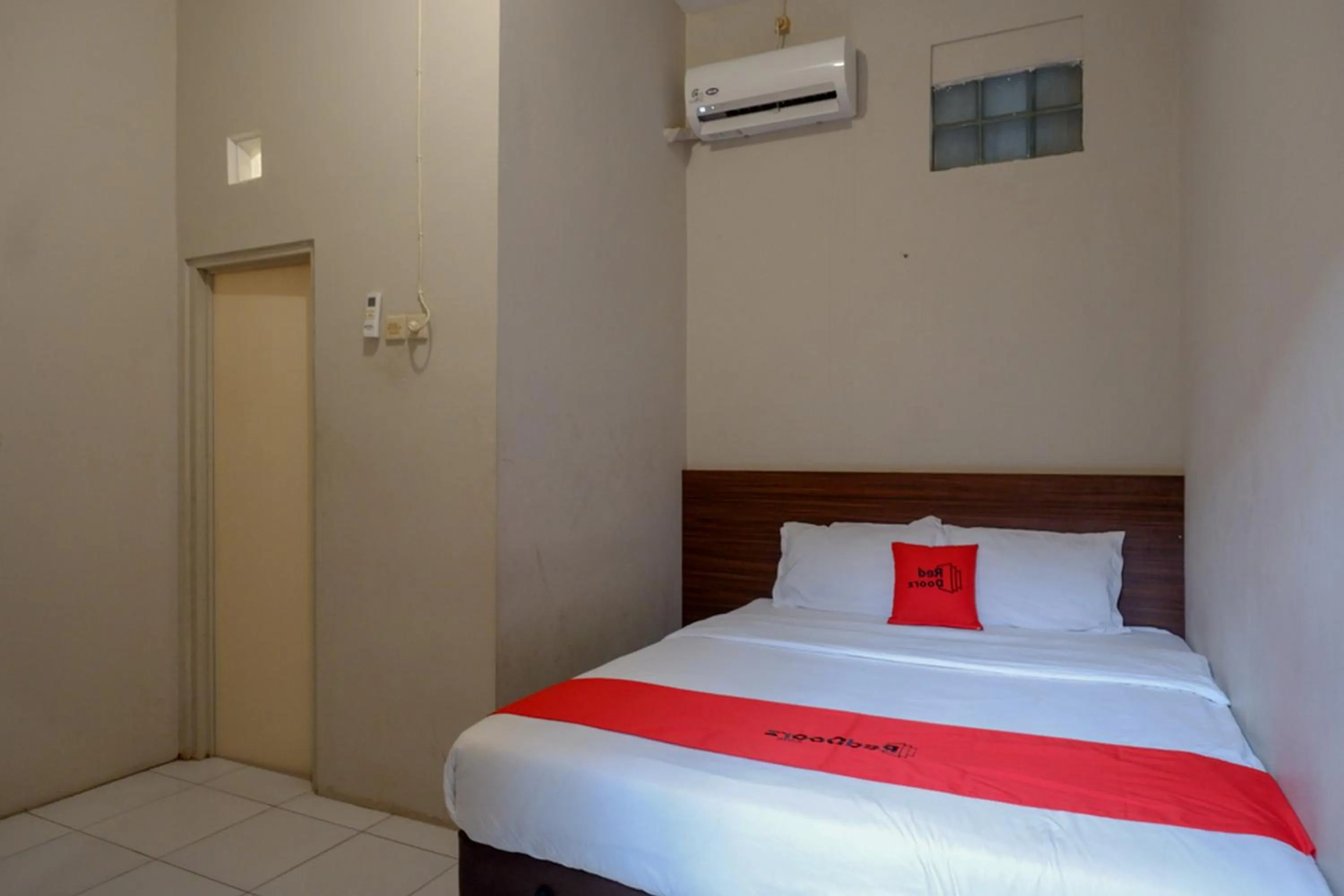 Bed in RedDoorz near Stasiun Tawang Semarang