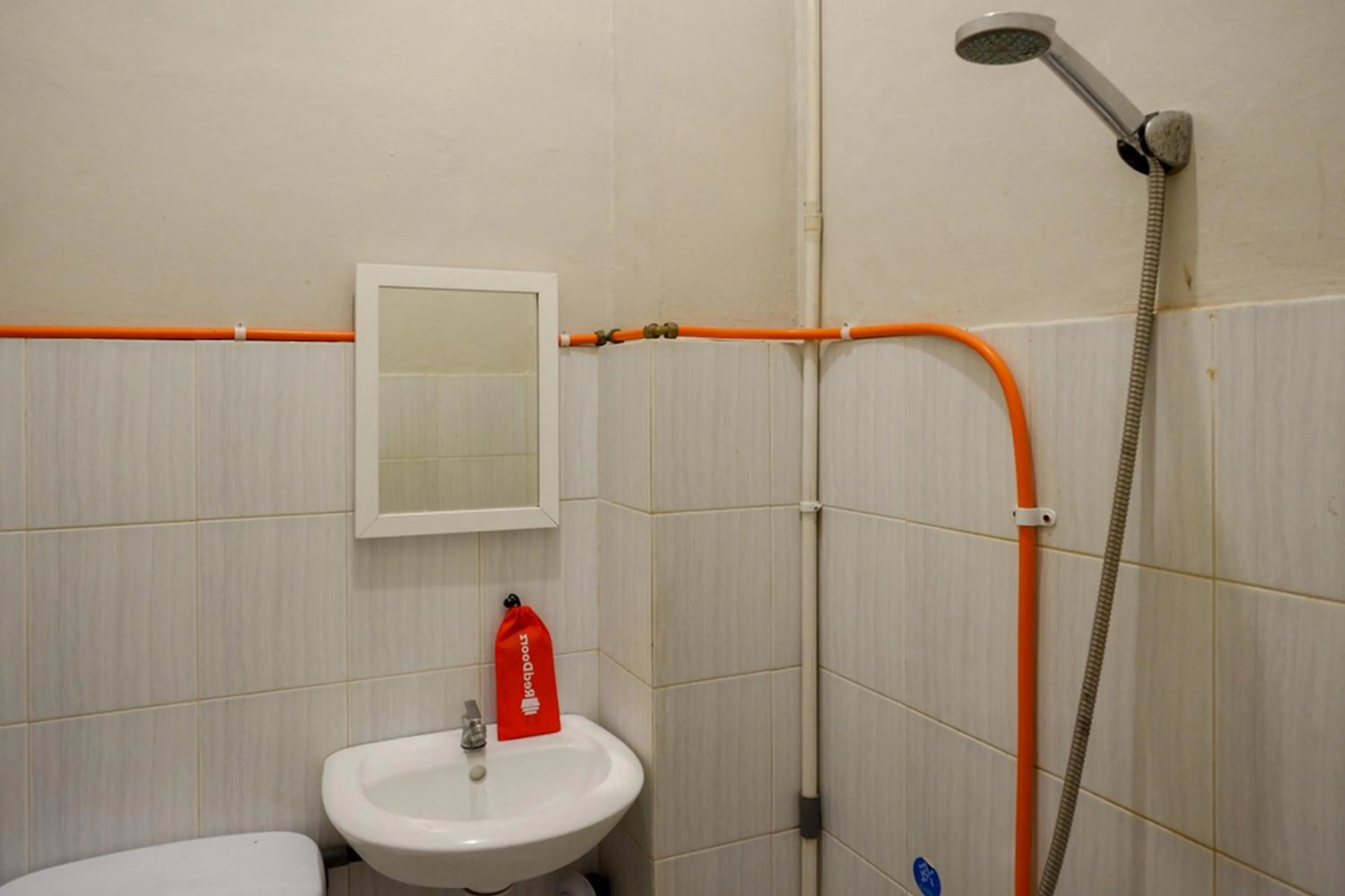 RedDoorz near Stasiun Tawang Semarang