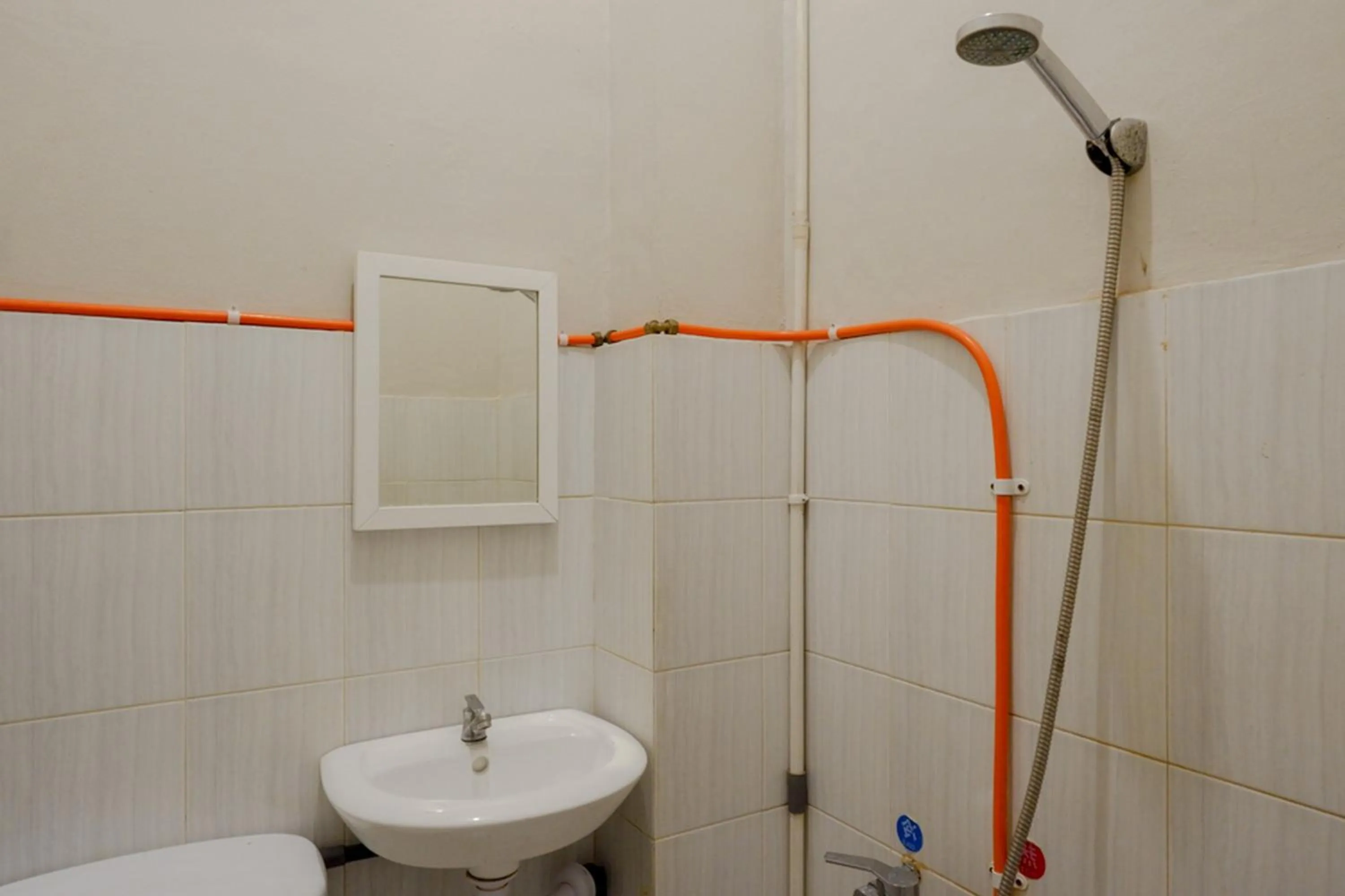 RedDoorz near Stasiun Tawang Semarang