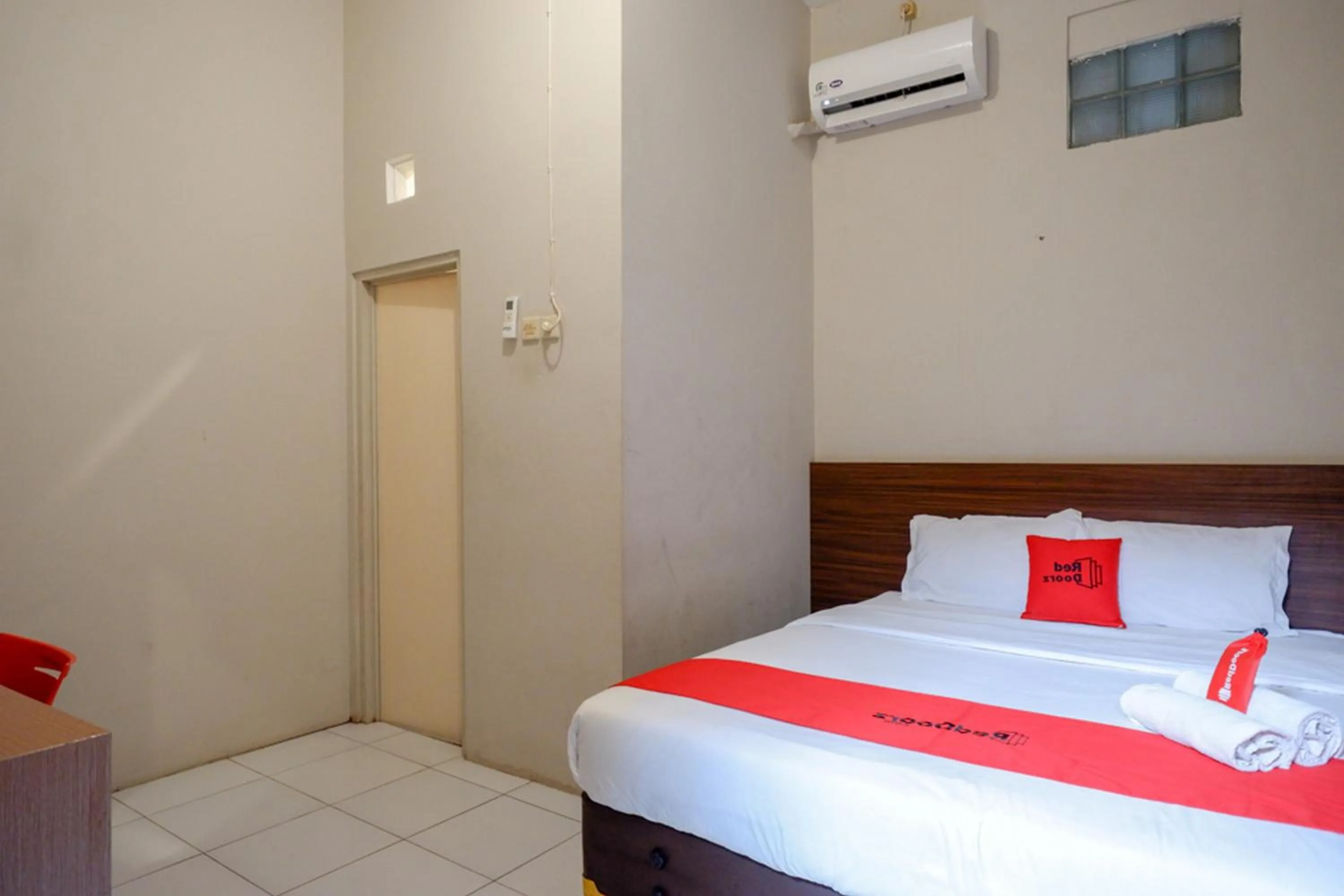 Bed in RedDoorz near Stasiun Tawang Semarang