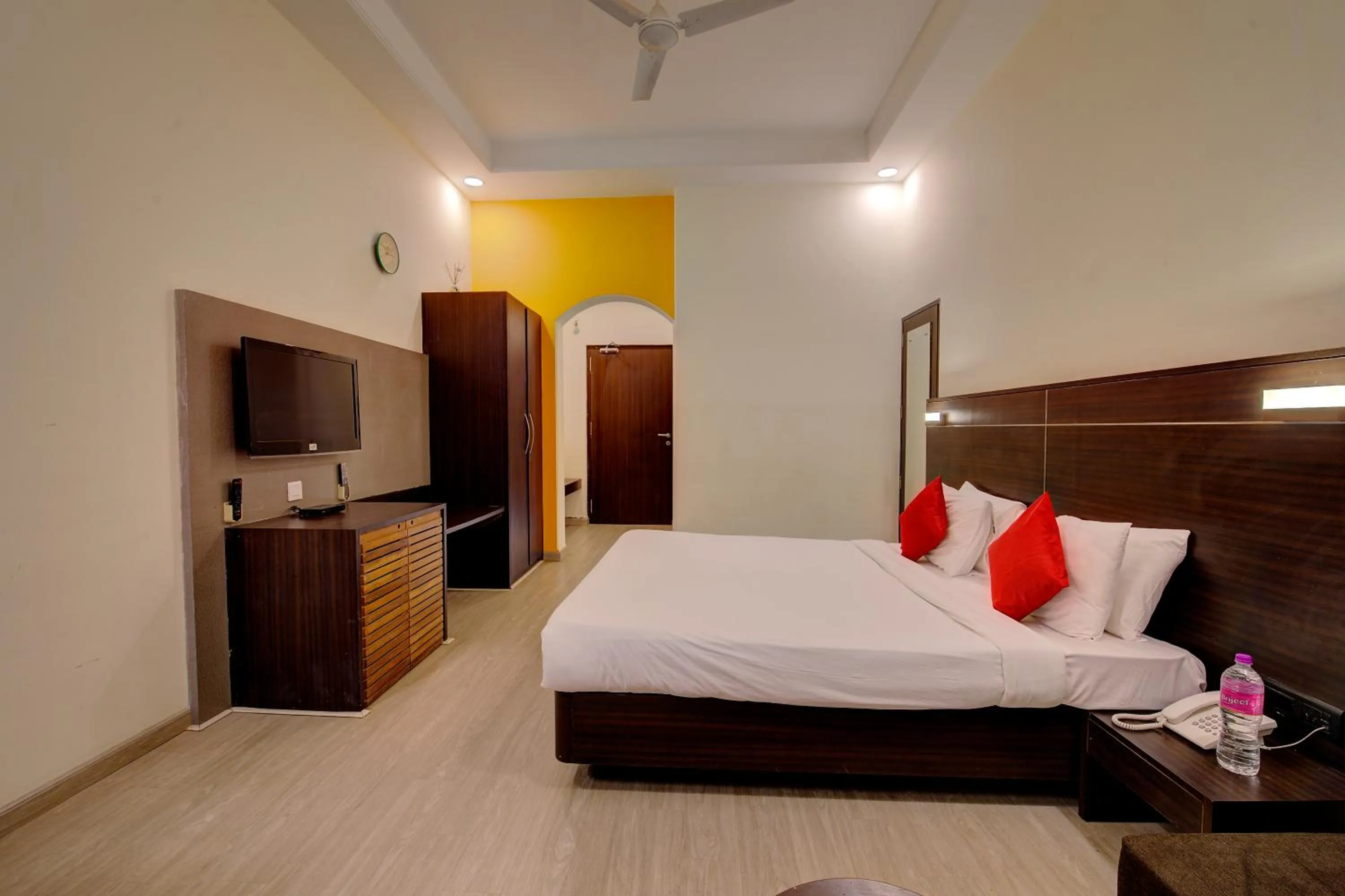 Photo of the whole room, Bed in Khanvel Resort