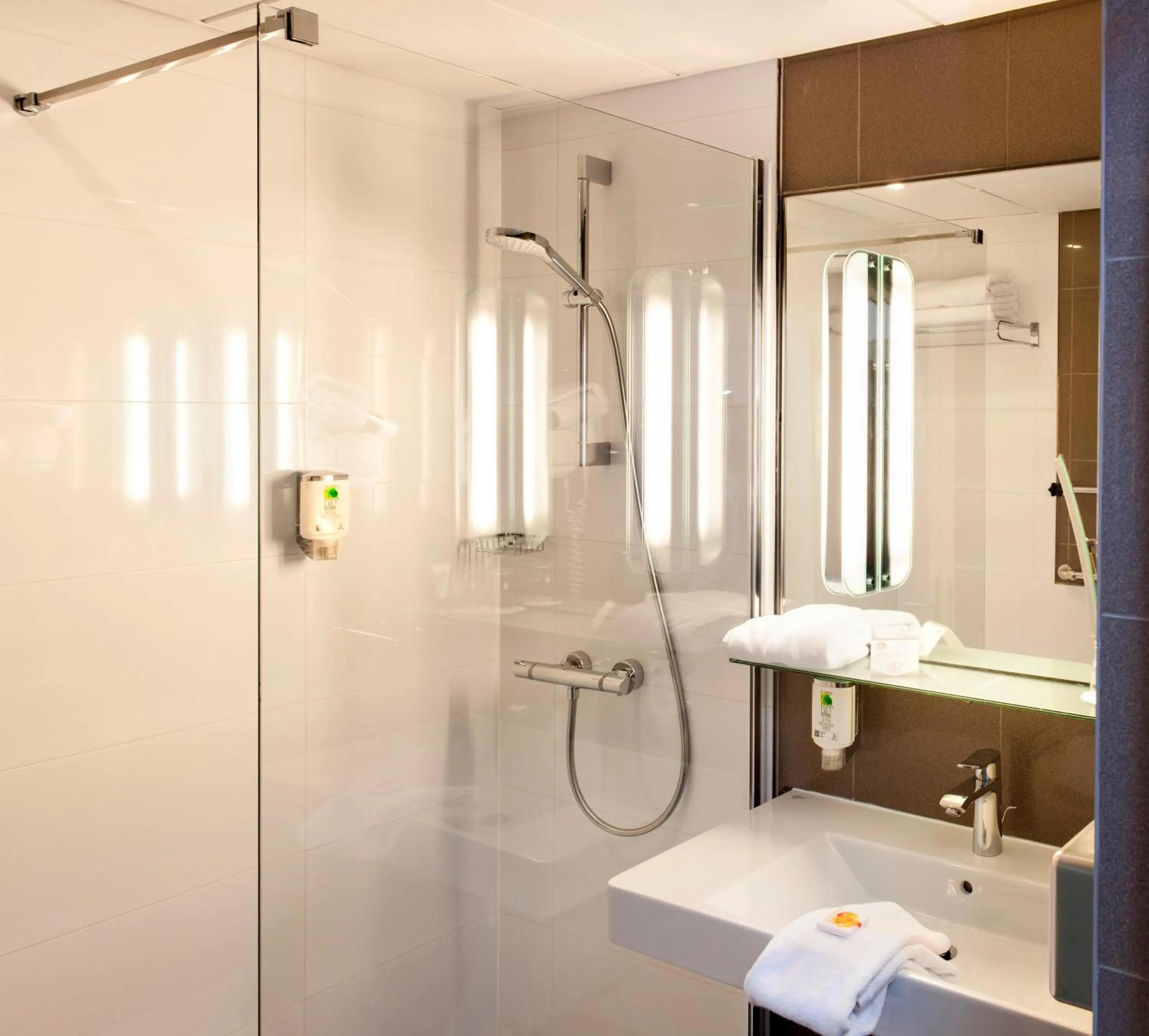 Bathroom in Best Western Plus Monopole Métropole