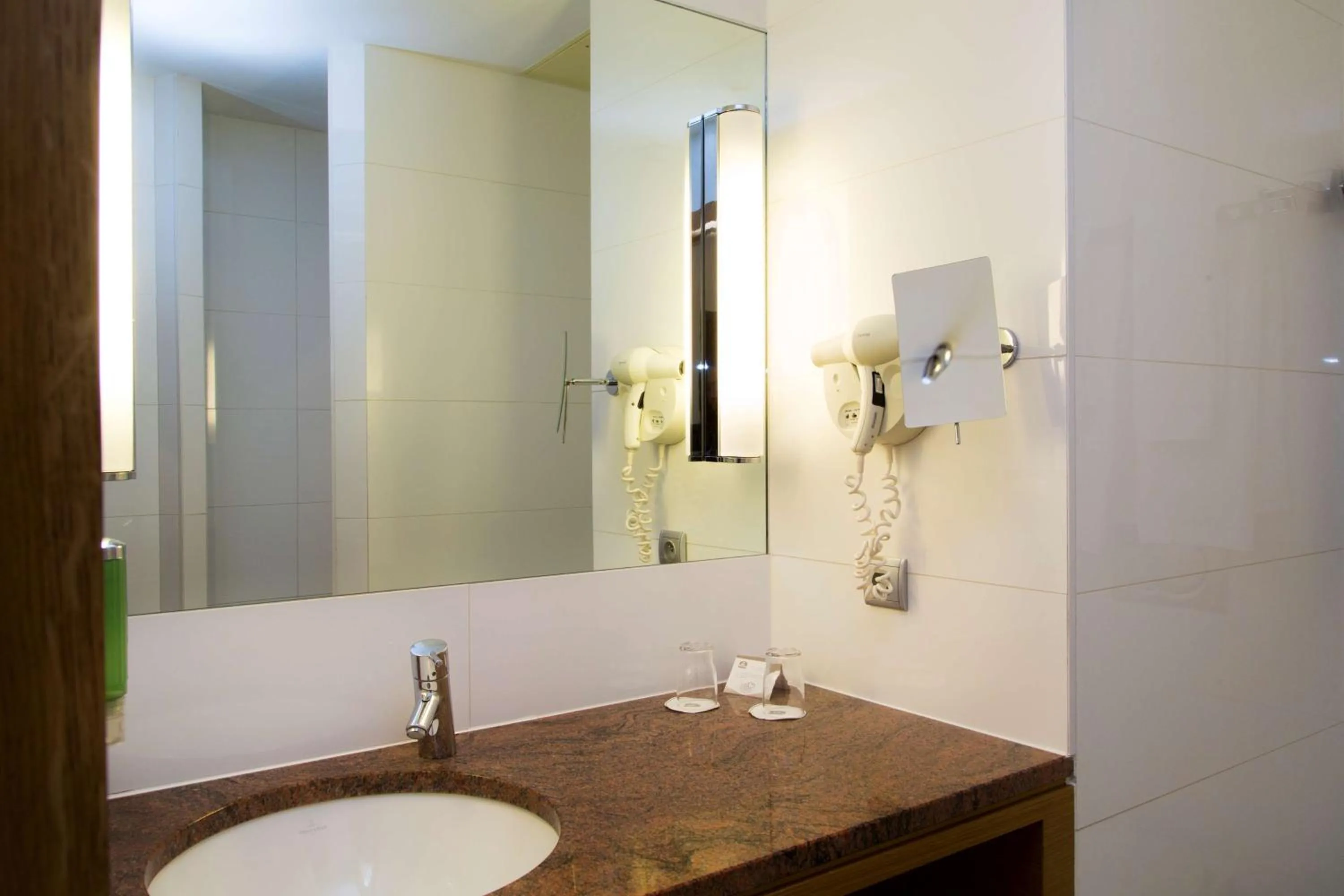 Bathroom in Best Western Plus Monopole Métropole