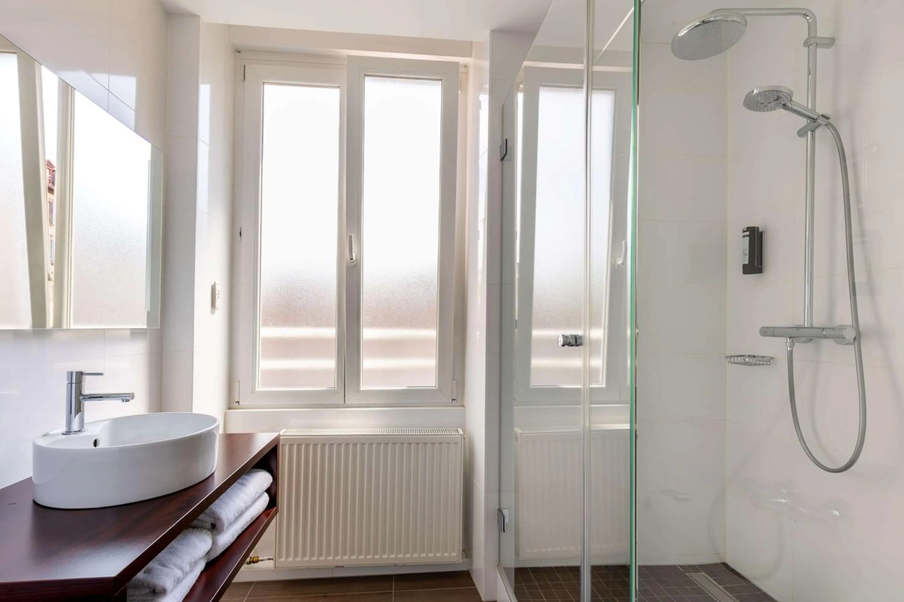 Shower in Best Western Plus Monopole Métropole