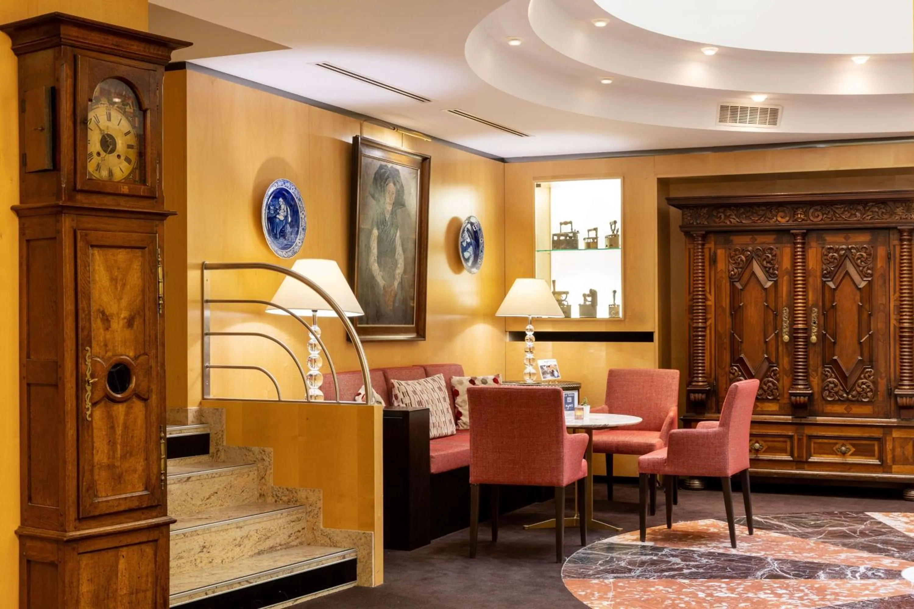 Lounge or bar in Best Western Plus Monopole Métropole