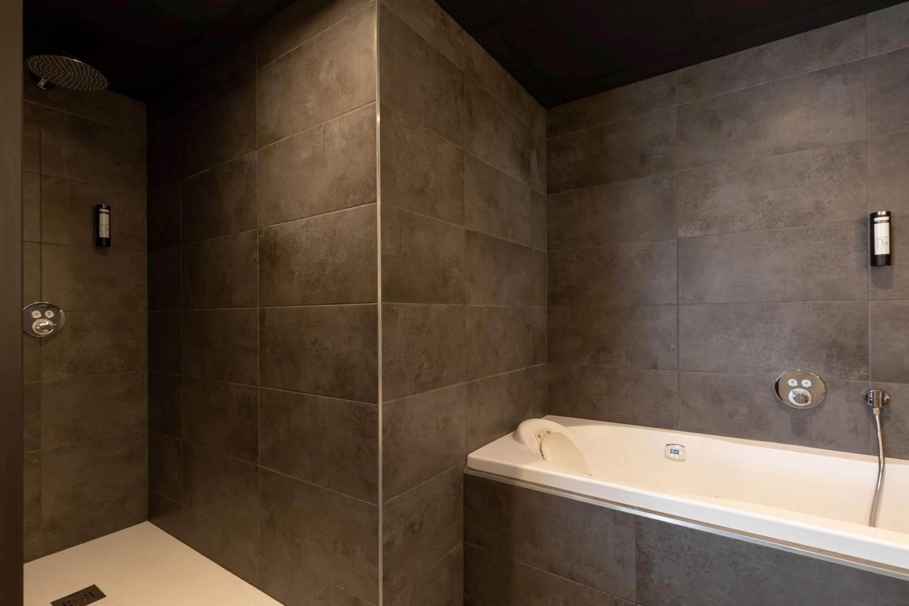 Shower in Best Western Plus Monopole Métropole