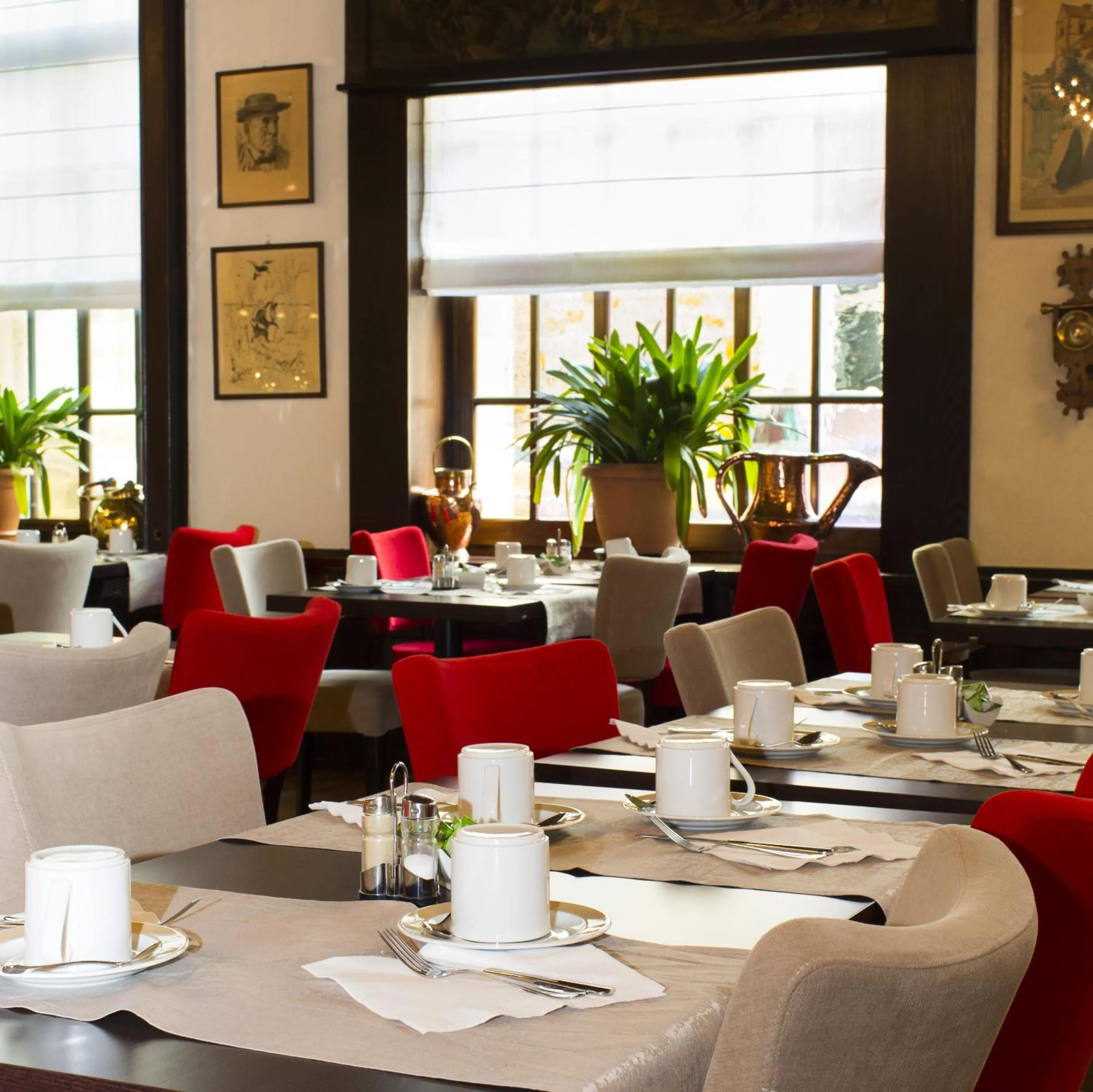 Restaurant/places to eat in Best Western Plus Monopole Métropole