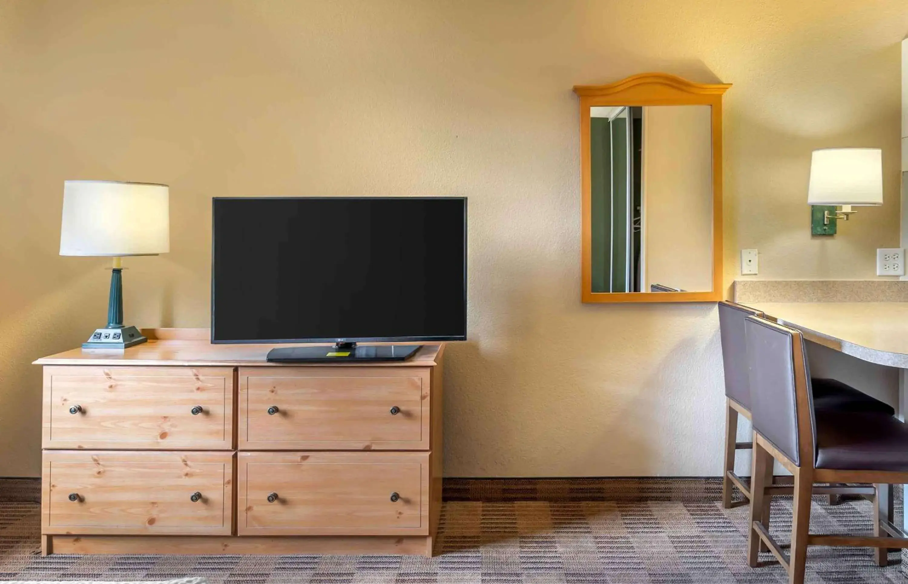 Bedroom in Extended Stay America Select Suites - Chicago - Westmont - Oak Brook Bedroom in Extended Stay America Select Suites - Chicago - Westmont - Oak Brook