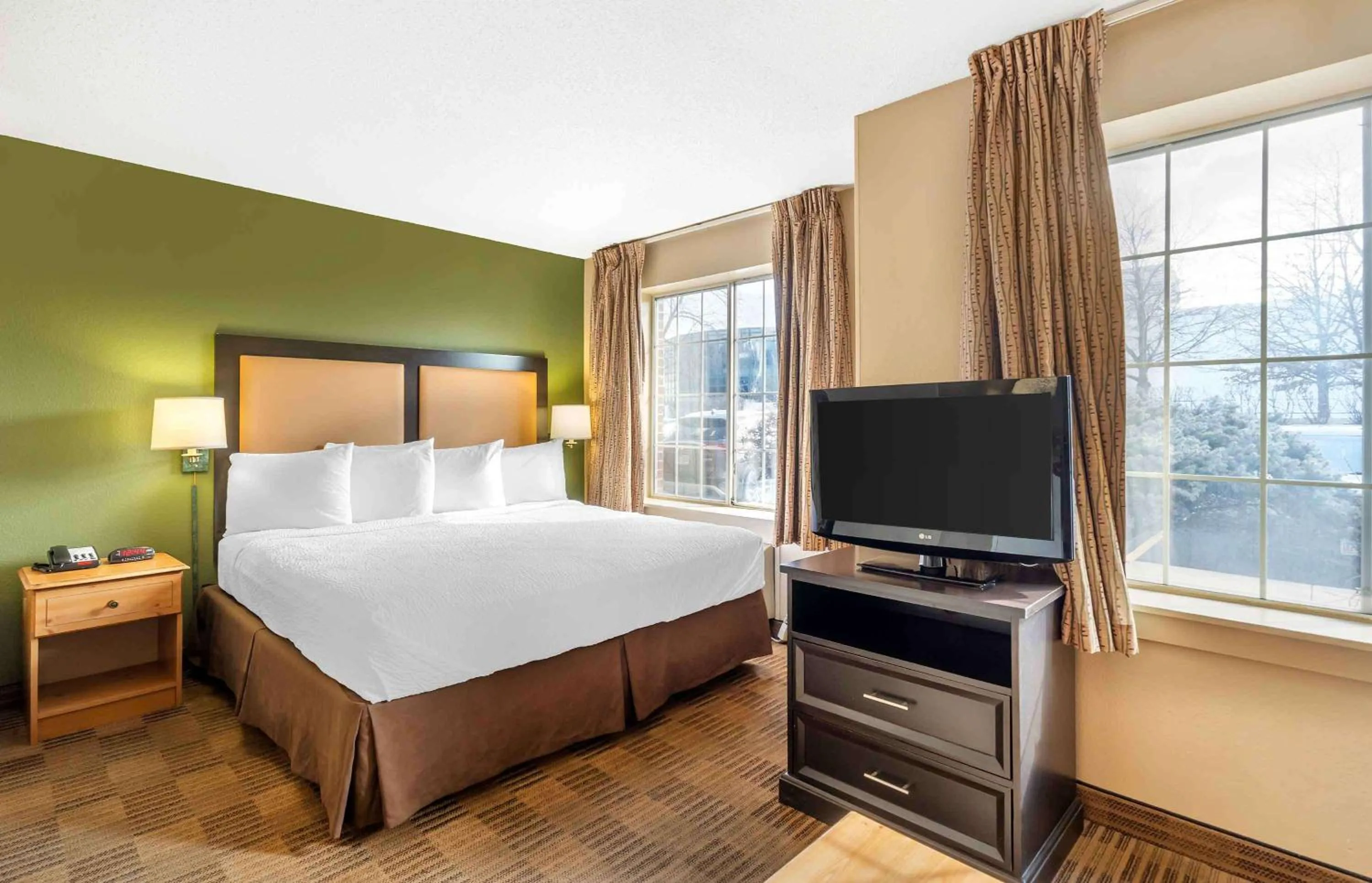 Bedroom, Bed in Extended Stay America Select Suites - Chicago - Westmont - Oak Brook