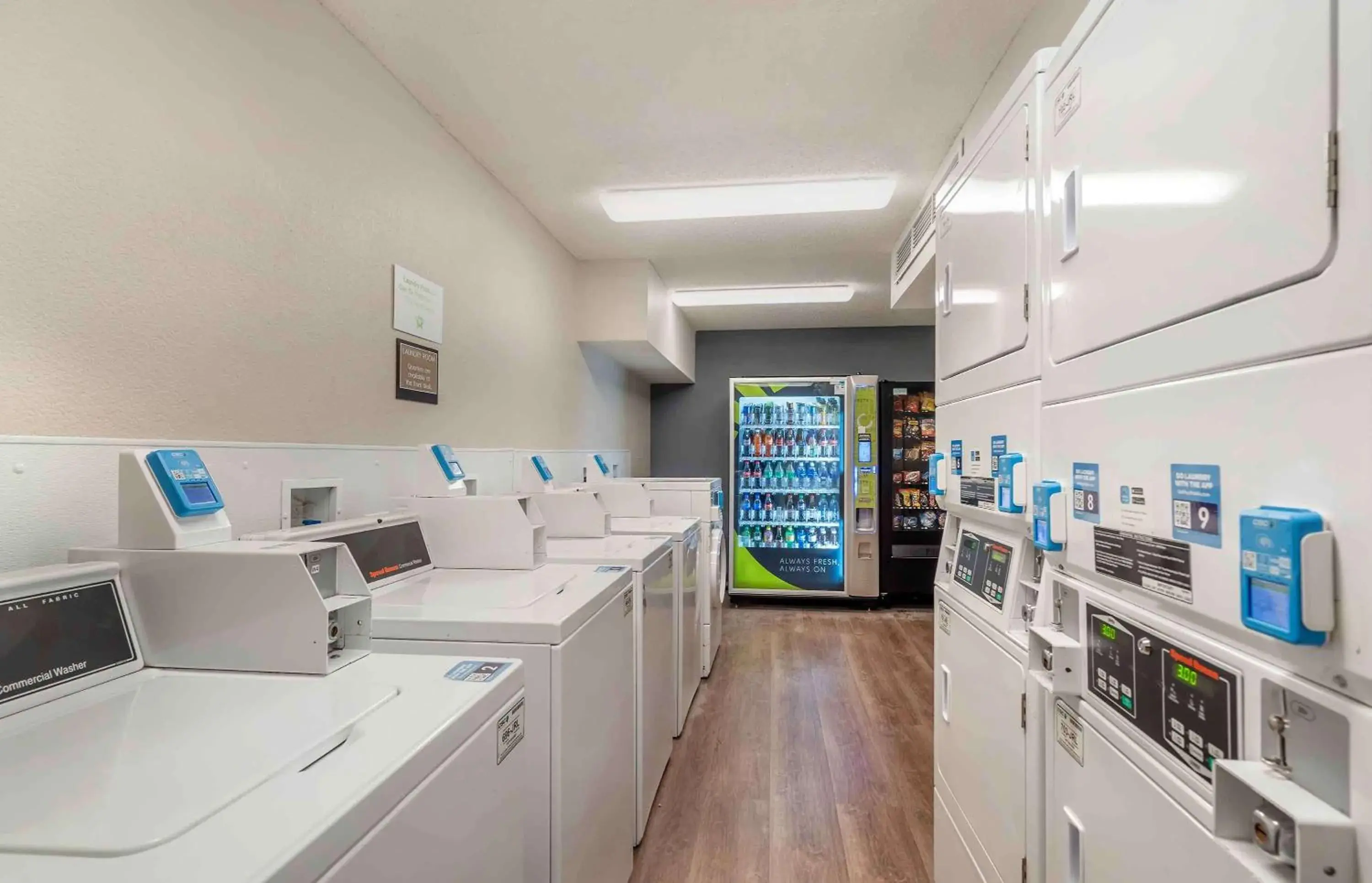 Property building in Extended Stay America Select Suites - Chicago - Westmont - Oak Brook Property building in Extended Stay America Select Suites - Chicago - Westmont - Oak Brook