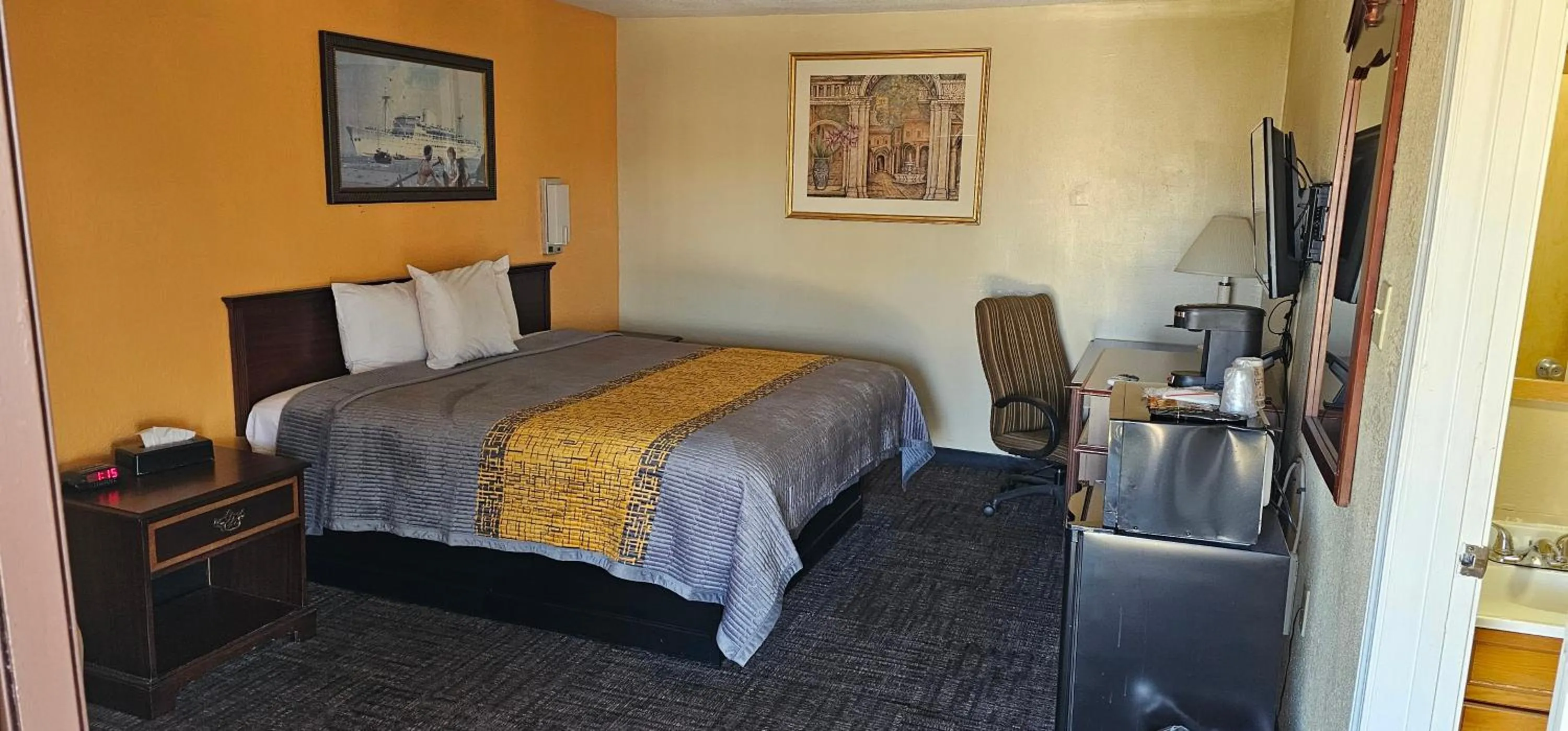 Bed in Indian Mound Motel