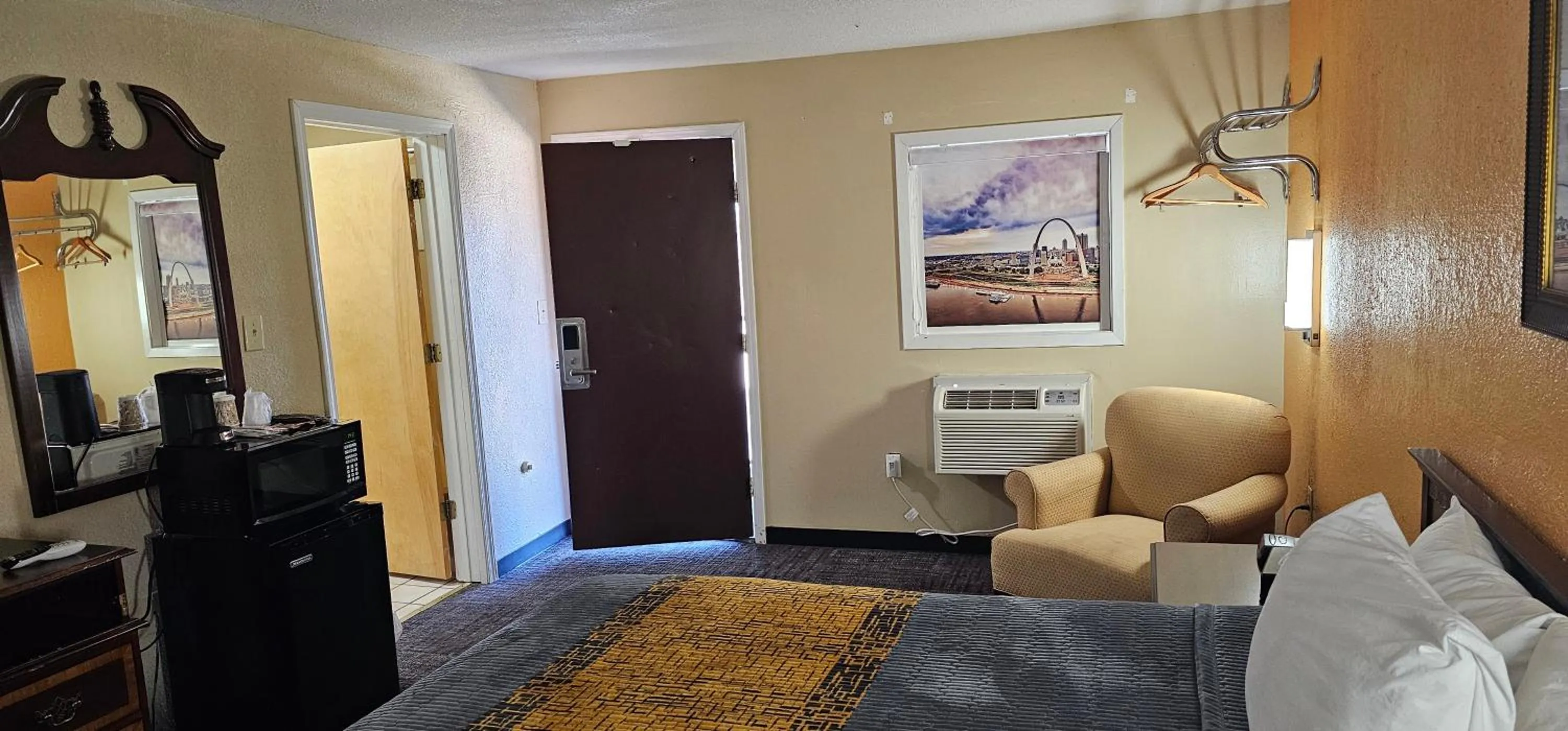 Bed in Indian Mound Motel