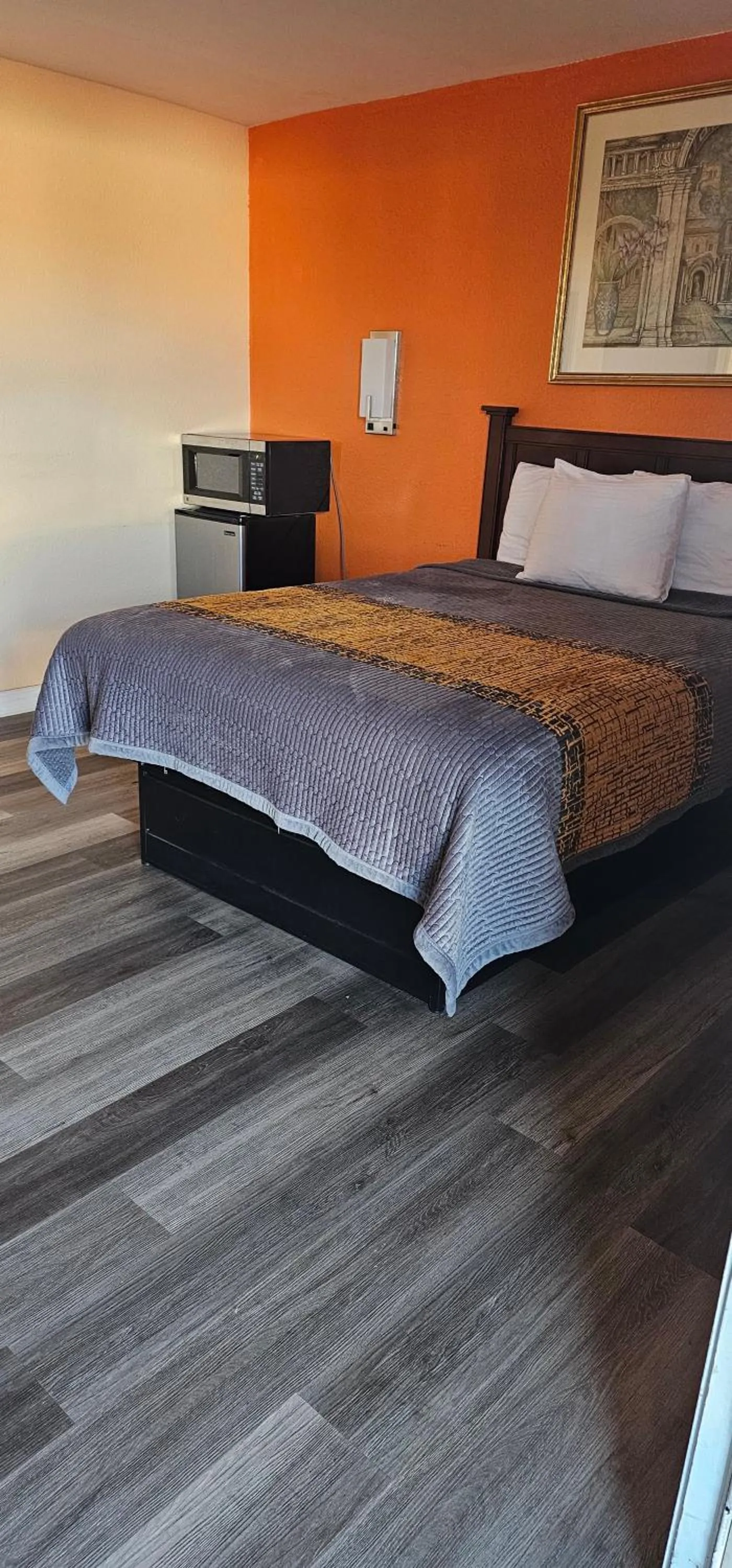 Bed in Indian Mound Motel