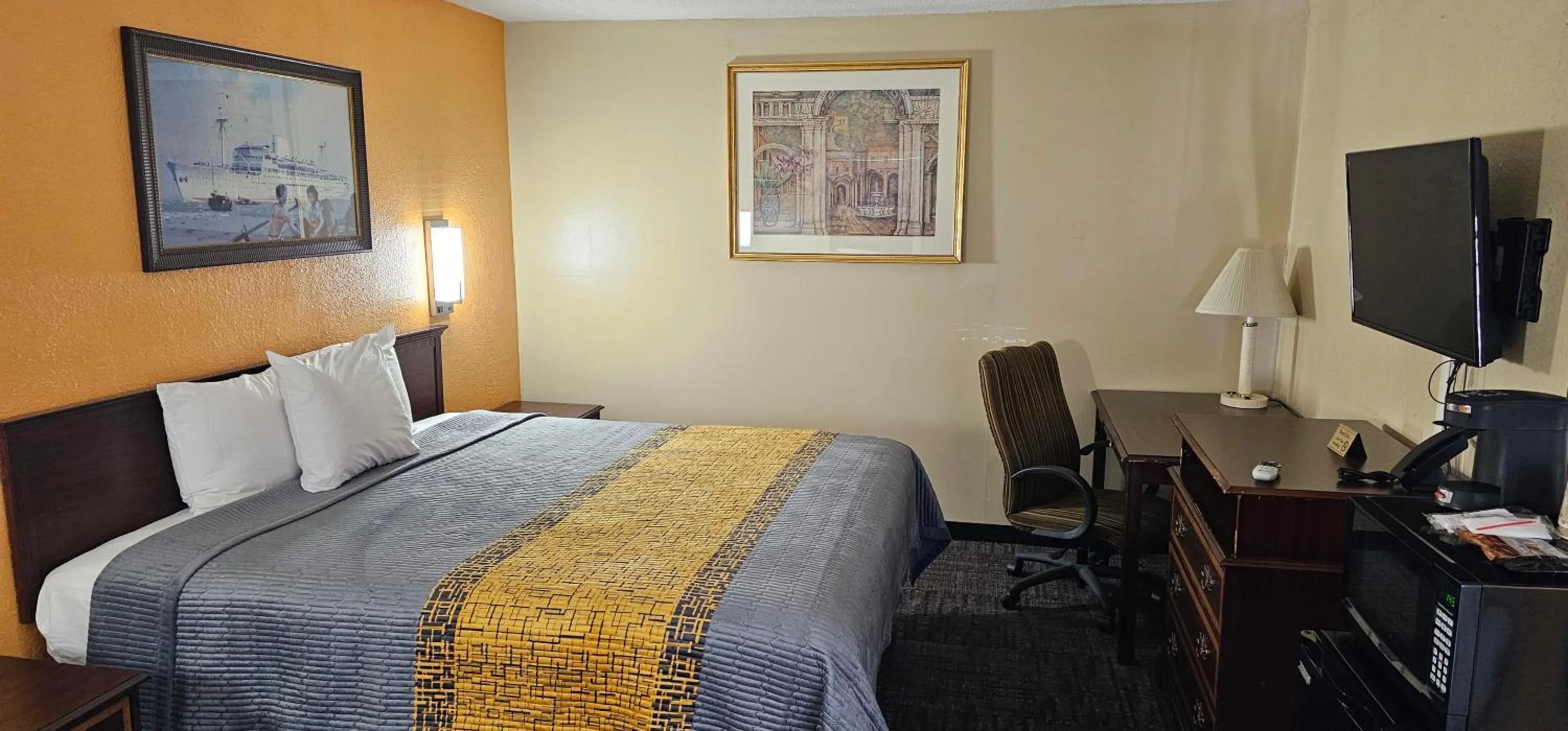 Bed in Indian Mound Motel