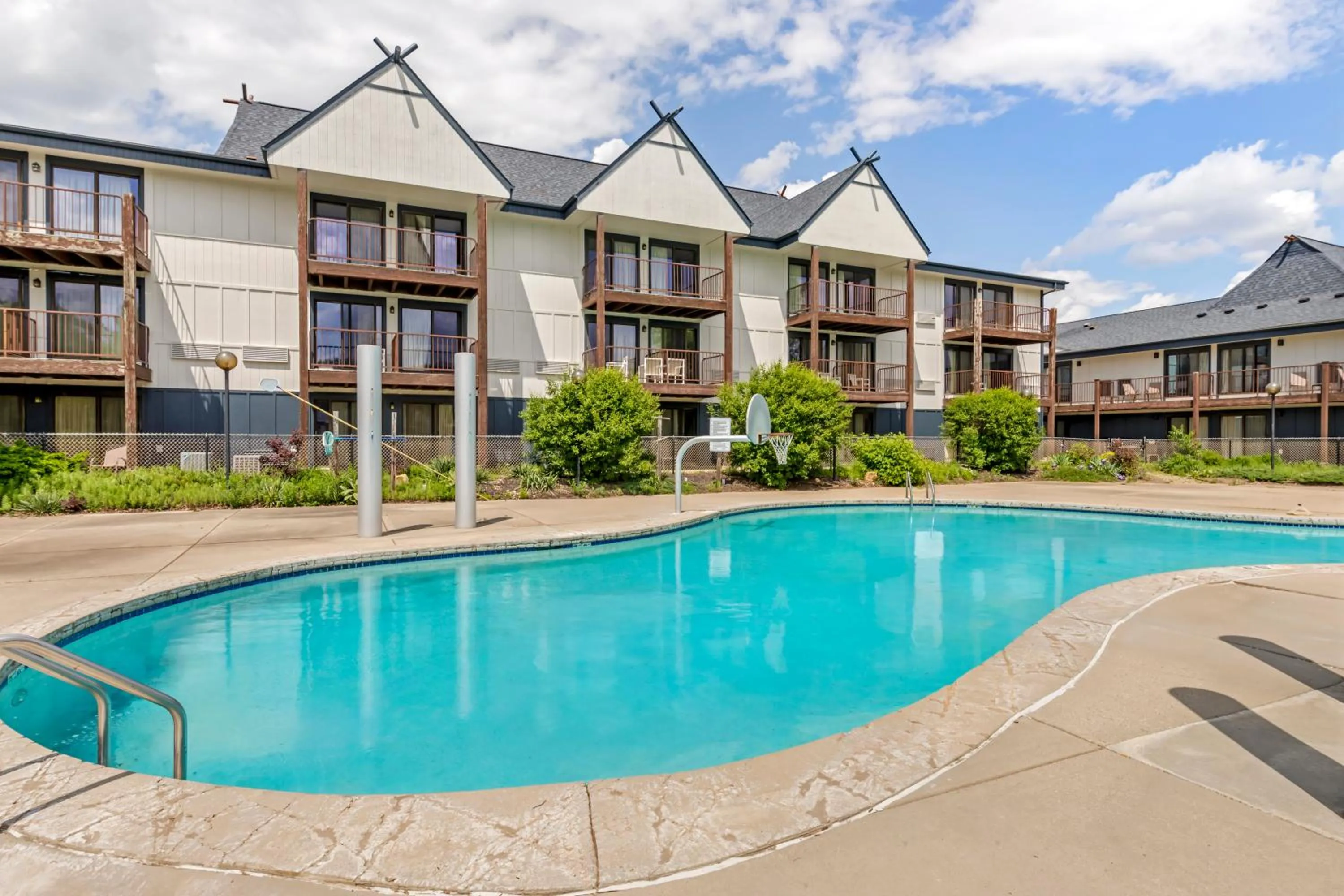 Swimming pool in Polynesian Hotel & Suites