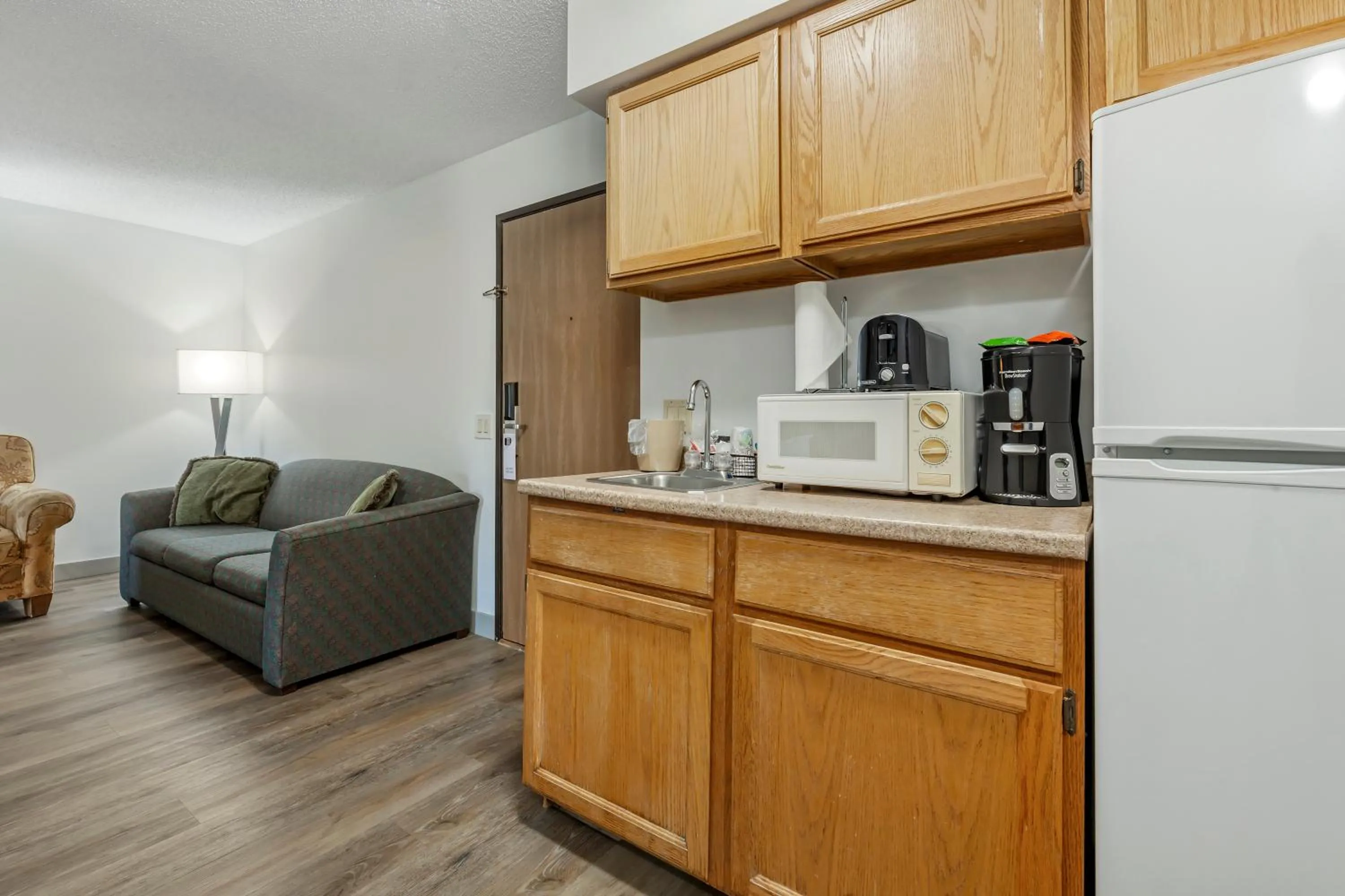 Coffee/tea facilities in Polynesian Hotel & Suites