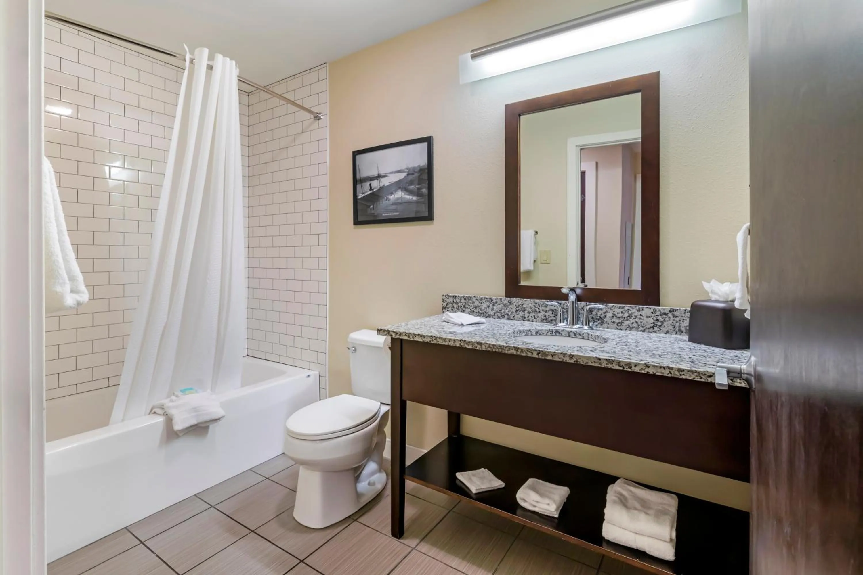 Shower in Polynesian Hotel & Suites